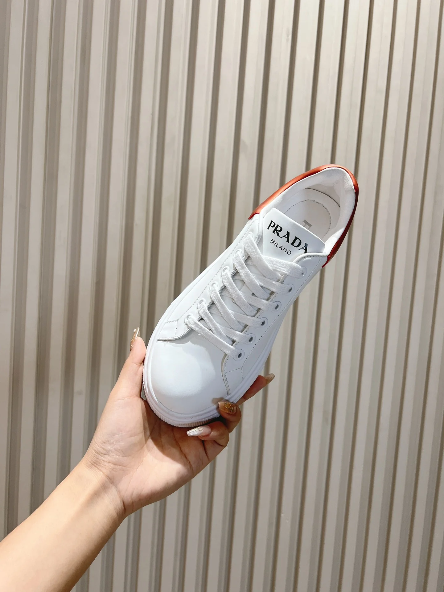 Кроссовки Prada 2024 - с оранжевой отделкой и белыми вставками