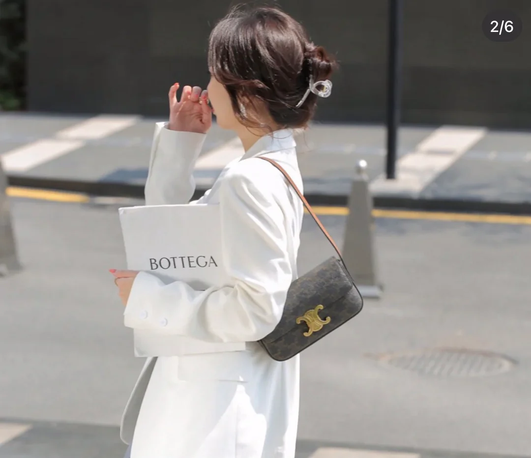 Сумка под мышку с монограммой Celine Triomphe