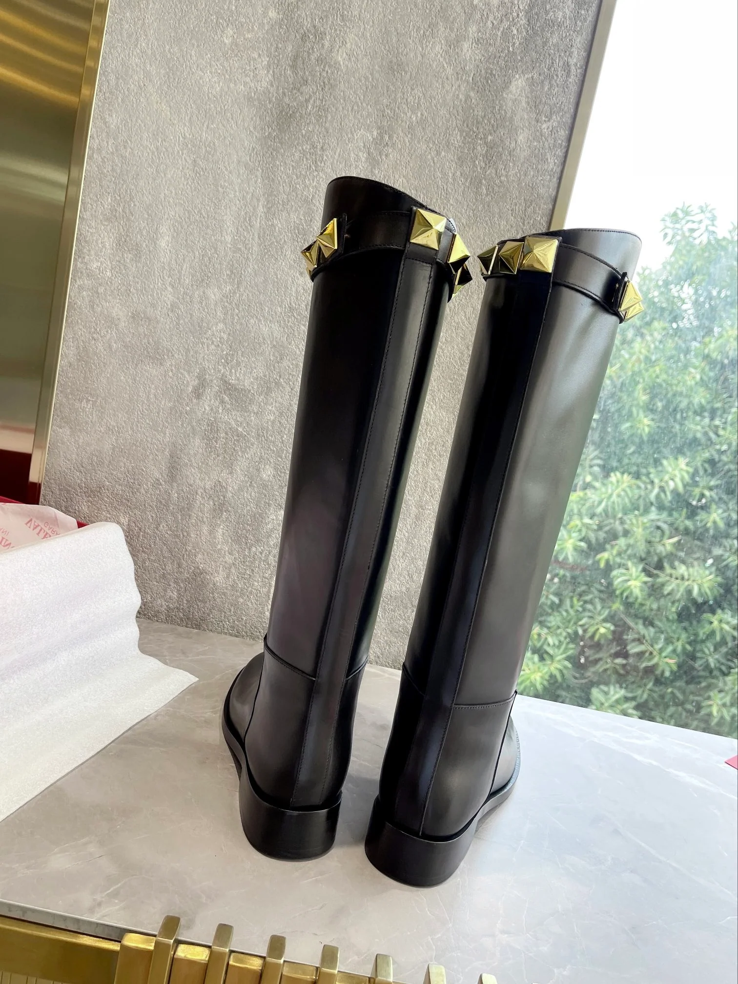 Новинка сезона осень/зима 2022 от Valentino - Уникальная фурнитура с заклепками - Высокие сапоги для верховой езды
