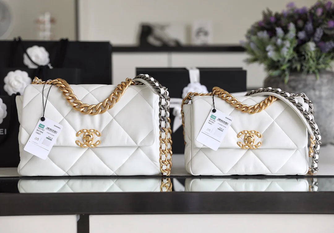 Сумка Chanel 19 — средняя, ??белая.