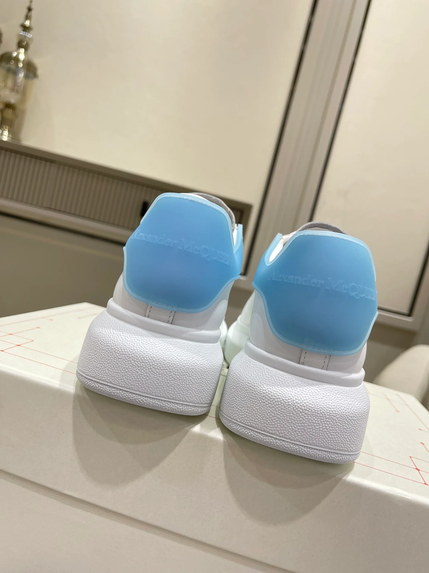 Кроссовки McQueen 2022 года, новая модель, классические белые, с приклеенной пяткой.