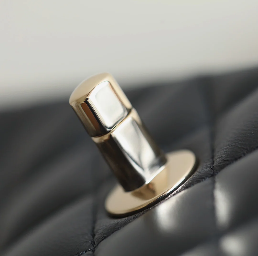 Chanel - Сумка с двойной С-образной ручкой и клапаном CF - Черная