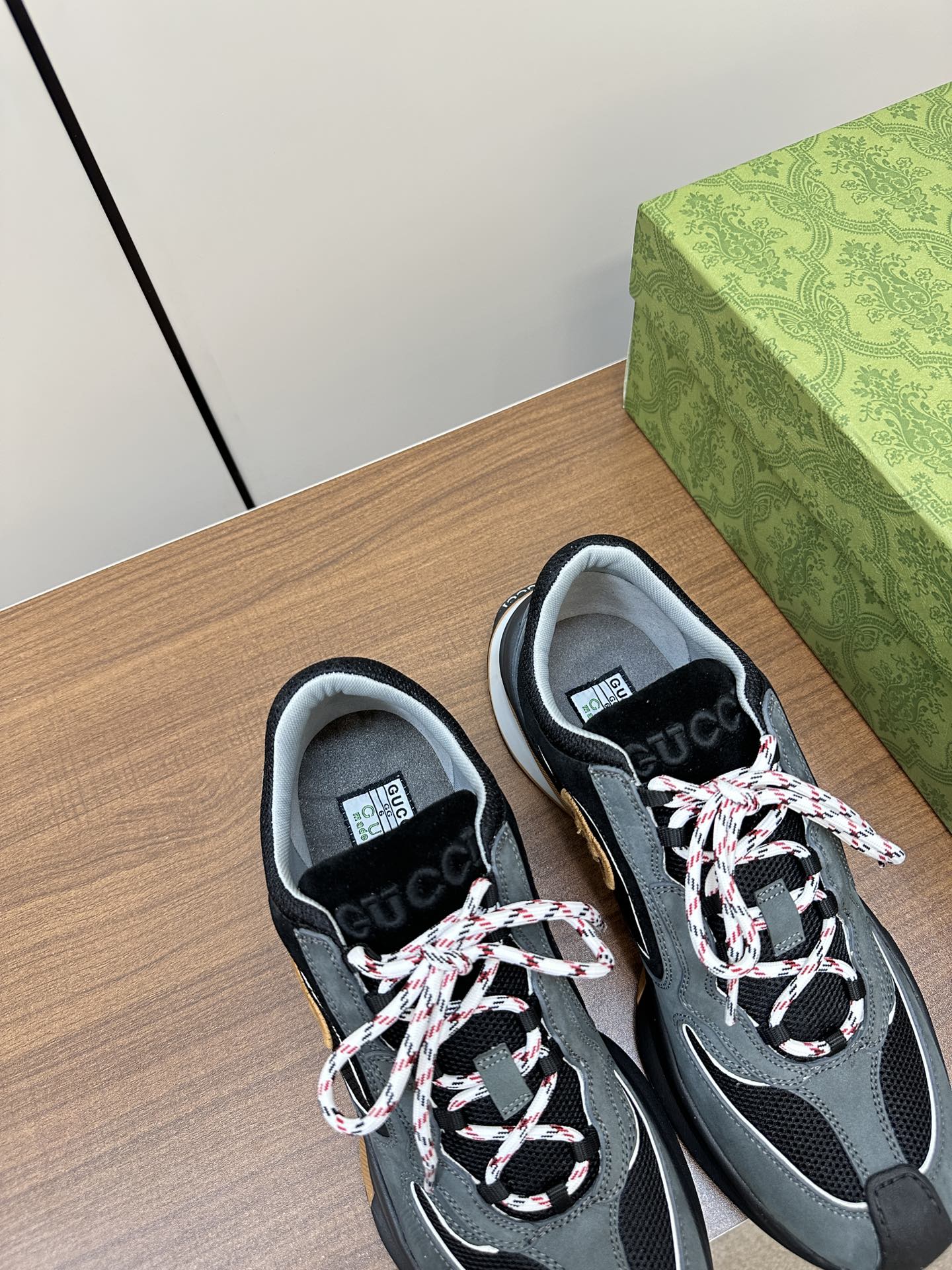 Новинка осенне-зимней коллекции Gucci 2023 — Однотонные вязаные кроссовки — Унисекс — Серо-голубые