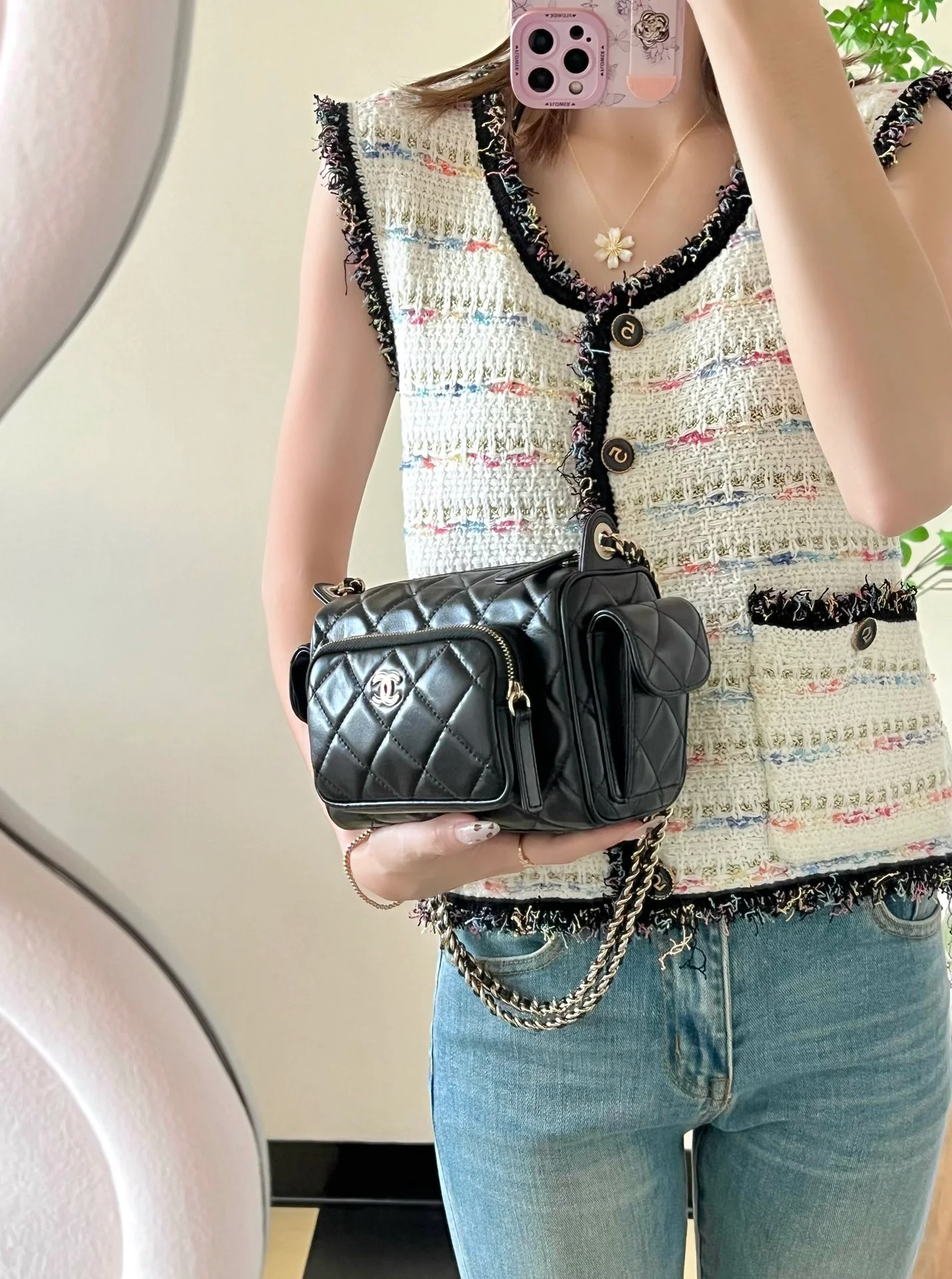 Сумка для фотоаппарата Chanel с двумя карманами из 24-каратного золота, маленькая, черная.