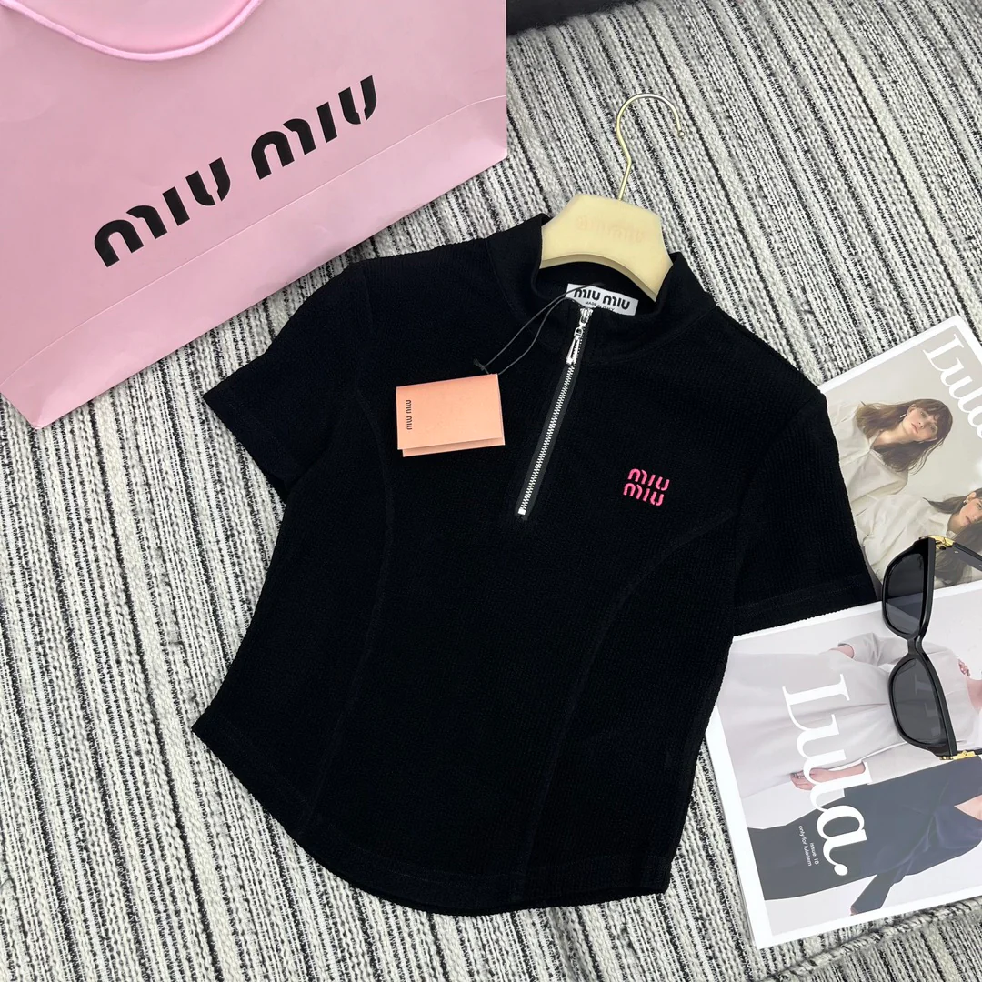 Miu Miu - 2404 - Коллекция весна/лето 2024 - Новый костюм Miu с воротником-стойкой, подплечниками и приталенным силуэтом - Черный