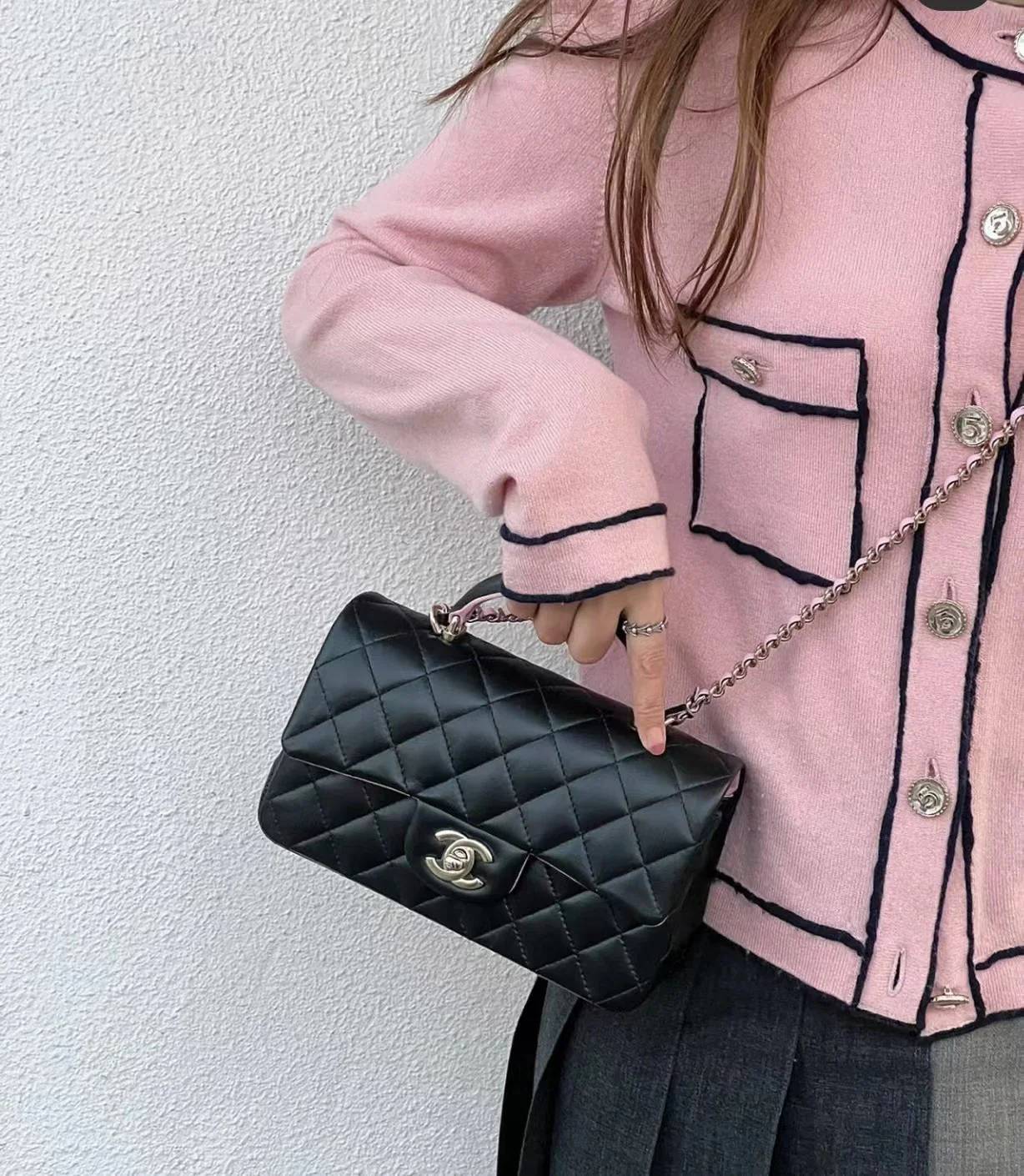 Новинка сезона весна/лето 2023 от Chanel - сумка CF - 20 см - черно-розовая - на фото.