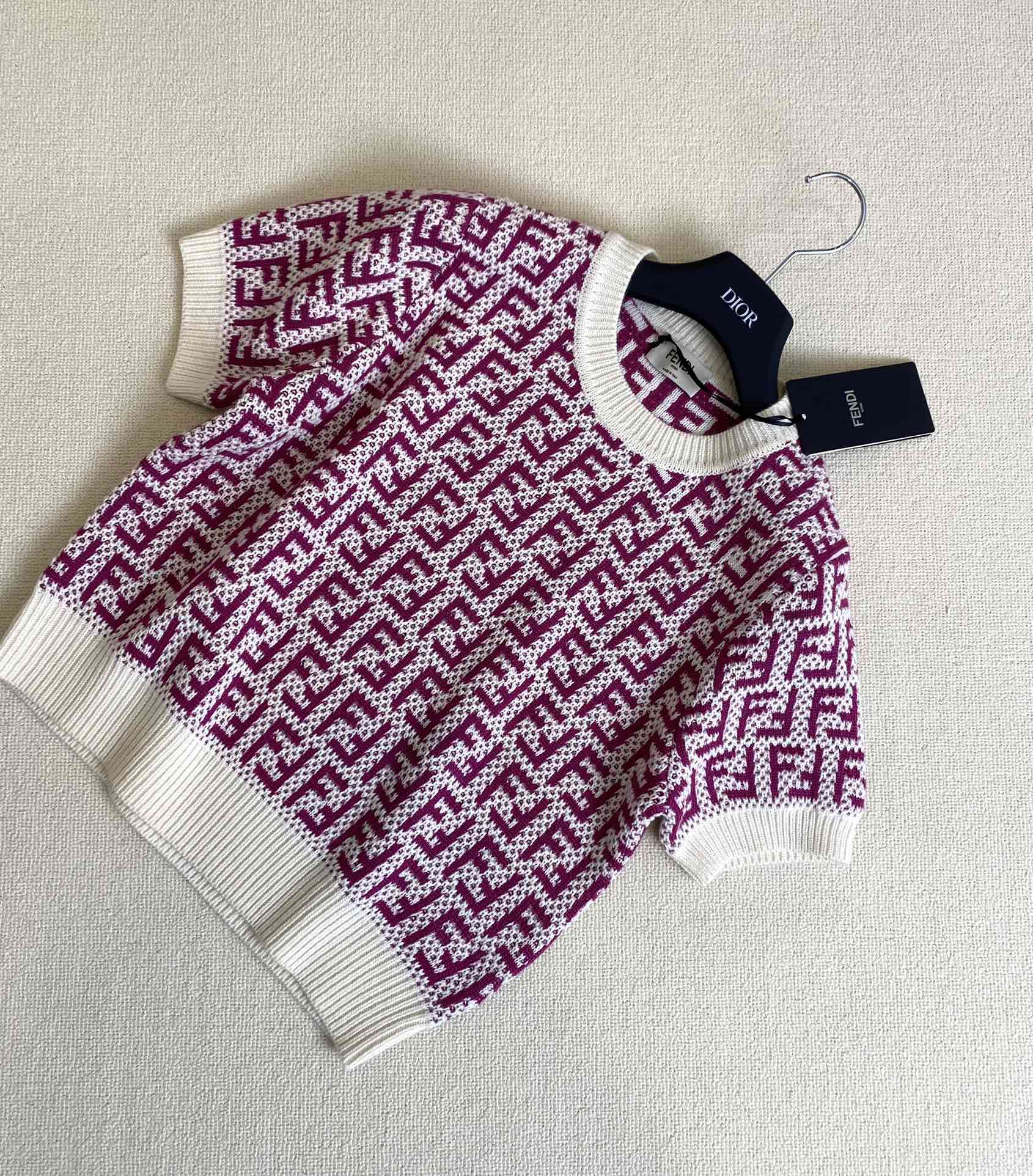 Fendi-2403 - Новинка ранней весны. Вязаная футболка с коротким рукавом и монограммой.
