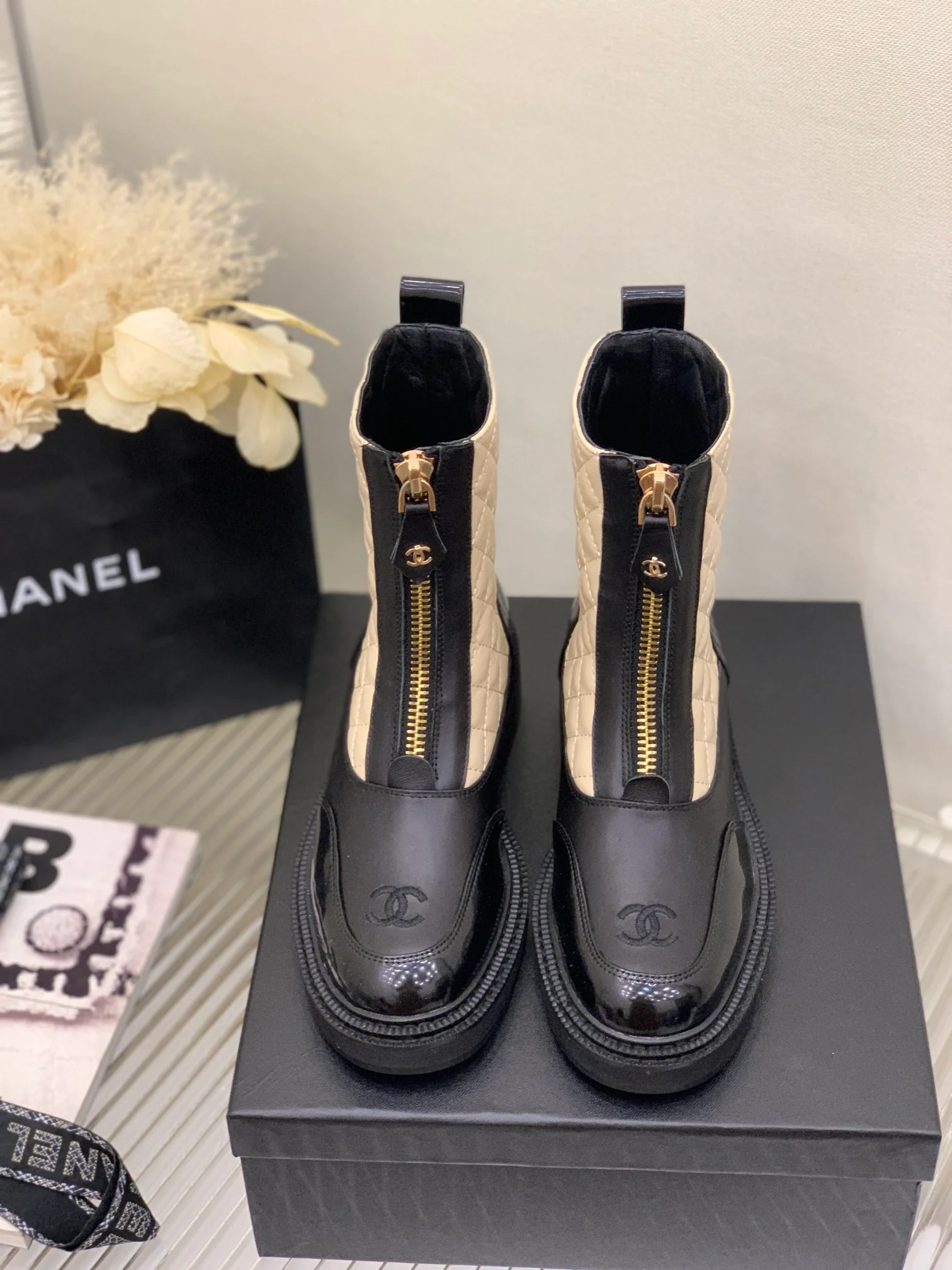 Ботинки Chanel средней высоты с бриллиантовой блесткой, коллекция 2022 года, подиум — абрикосовый цвет.