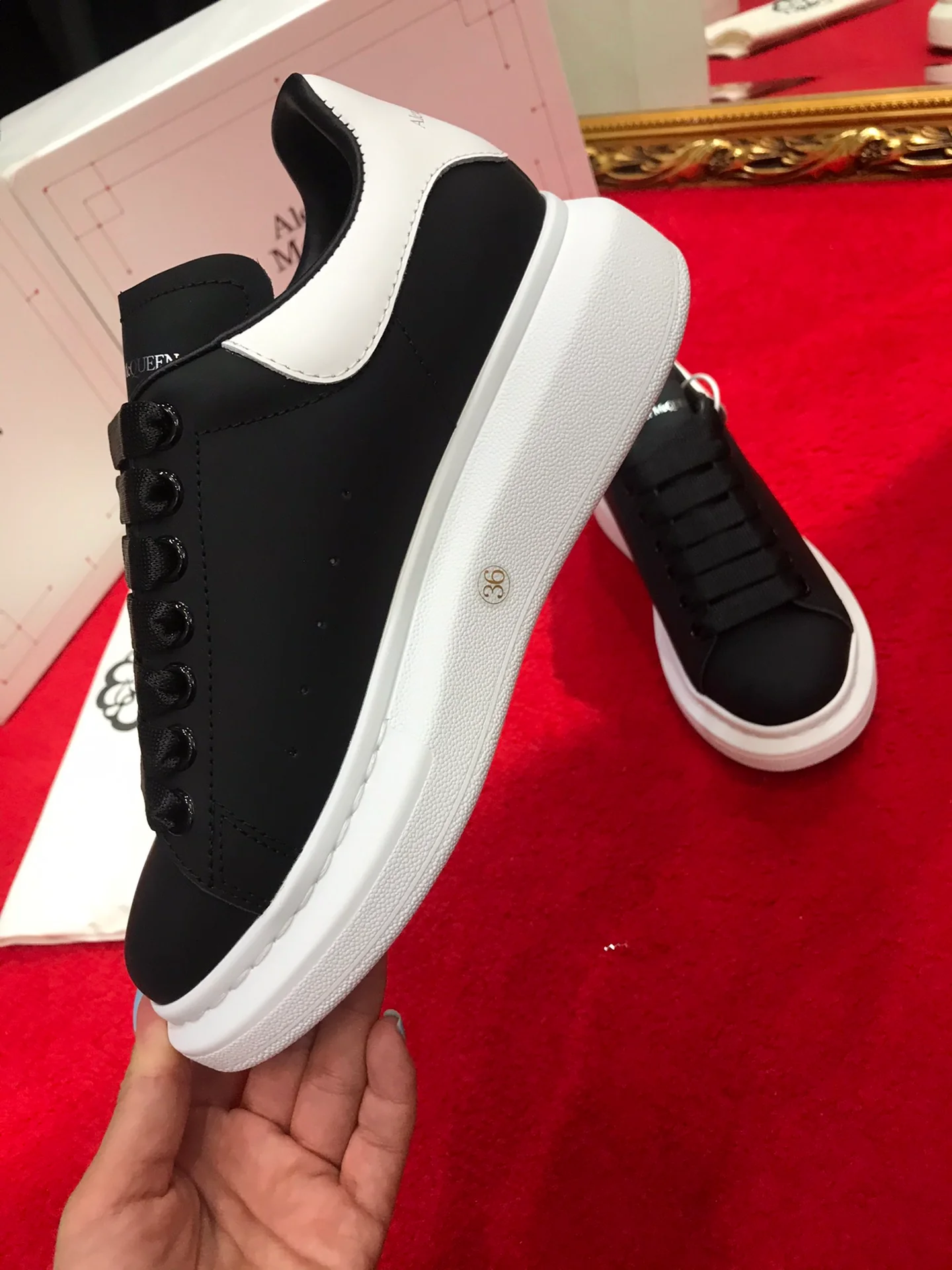 Классические белые кроссовки McQueen - полностью черные - с белой отделкой