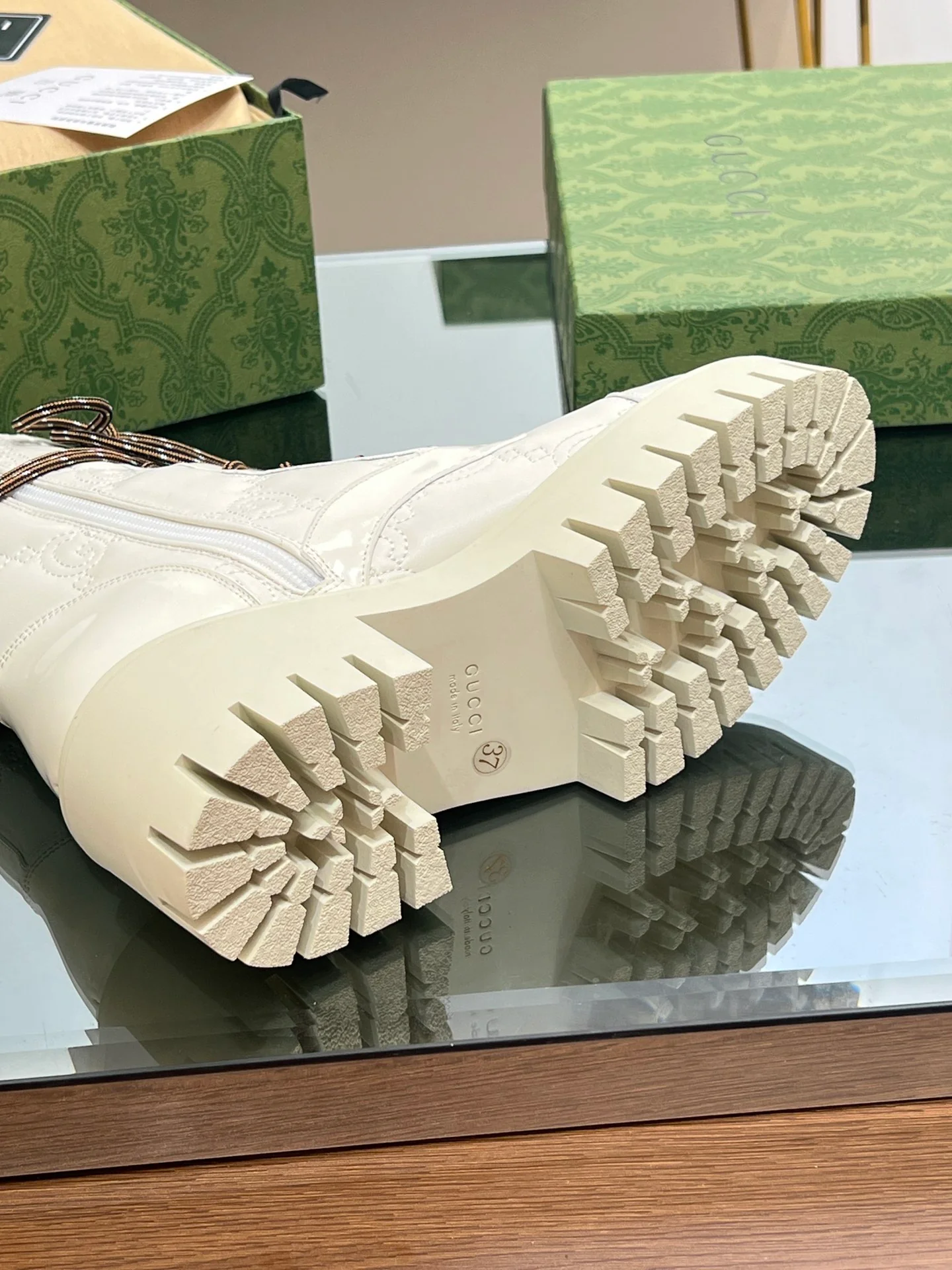 Походные ботинки Gucci с вышивкой и шнуровкой Mattelasse, белые.