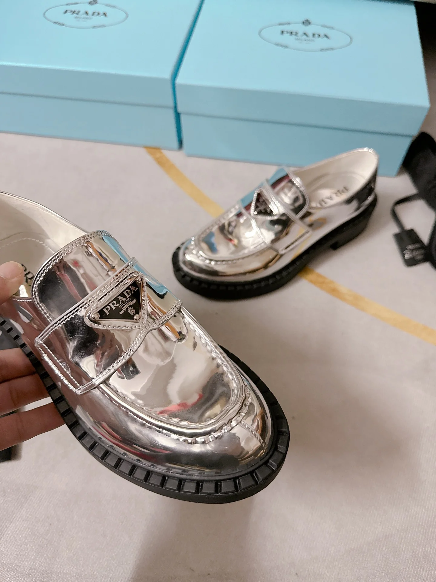 Повседневные кожаные туфли Prada на платформе с разрезом по низу – в стиле Лю Вэнь.