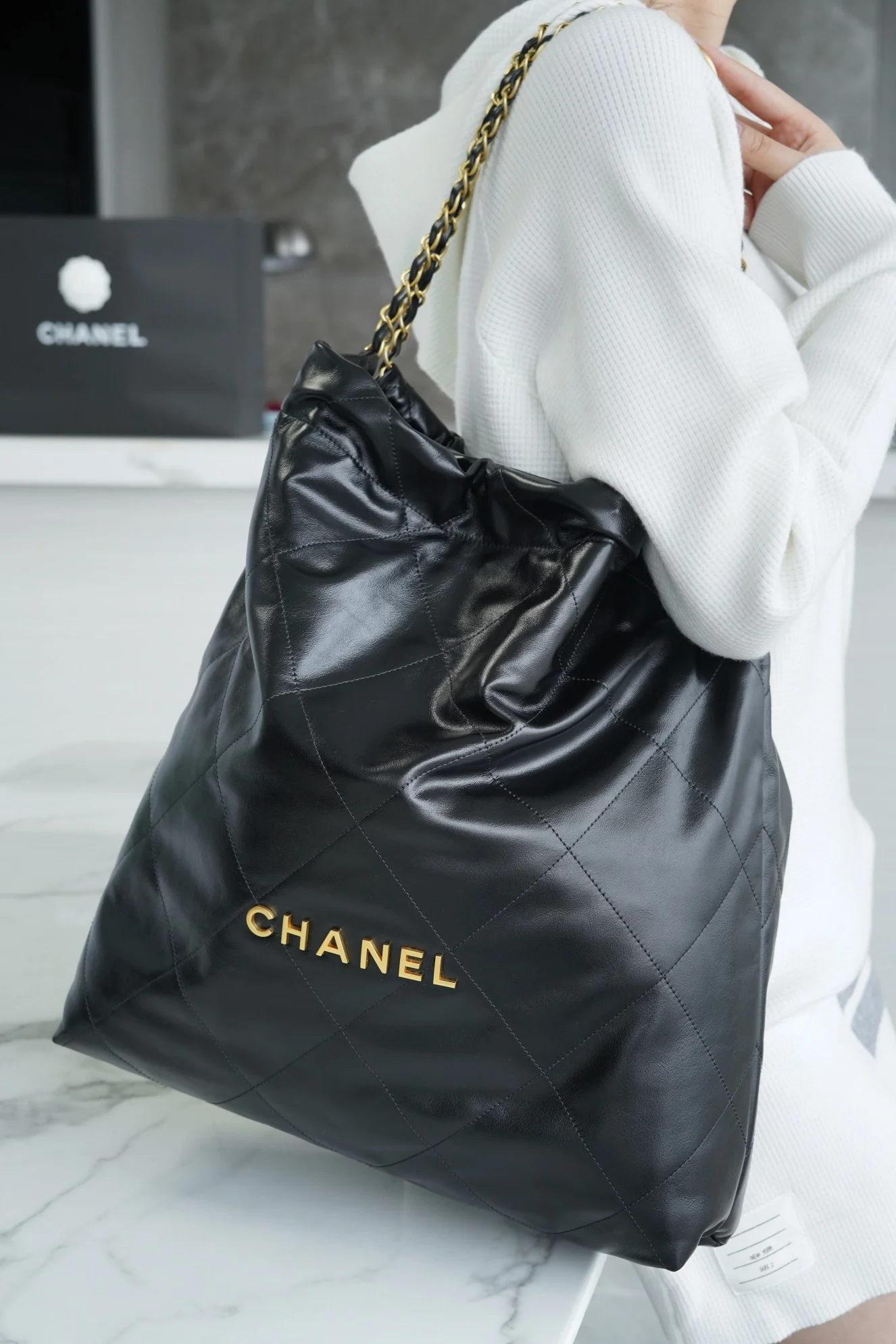 Сумка Chanel No. 22 — черная с золотом, большой размер.