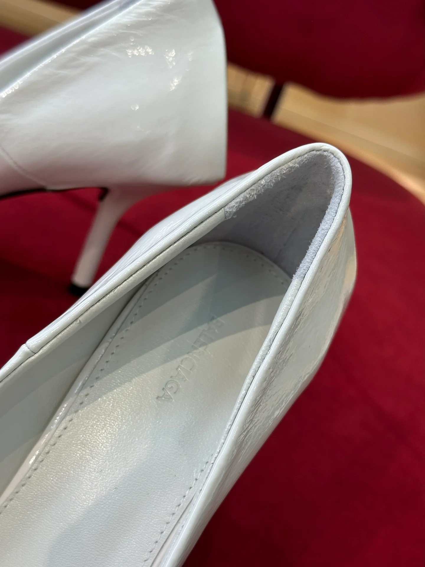 Коллекция Balenciaga Весна/Лето 2023 — Классические туфли-лодочки с острым носком и квадратным каблуком.