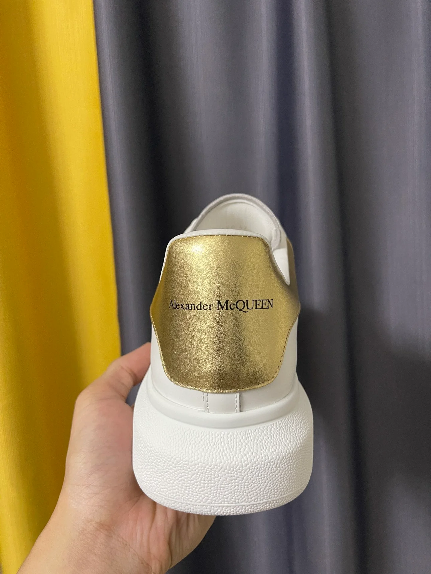 Классические белые кроссовки McQueen - унисекс - золотистый кожаный каблук