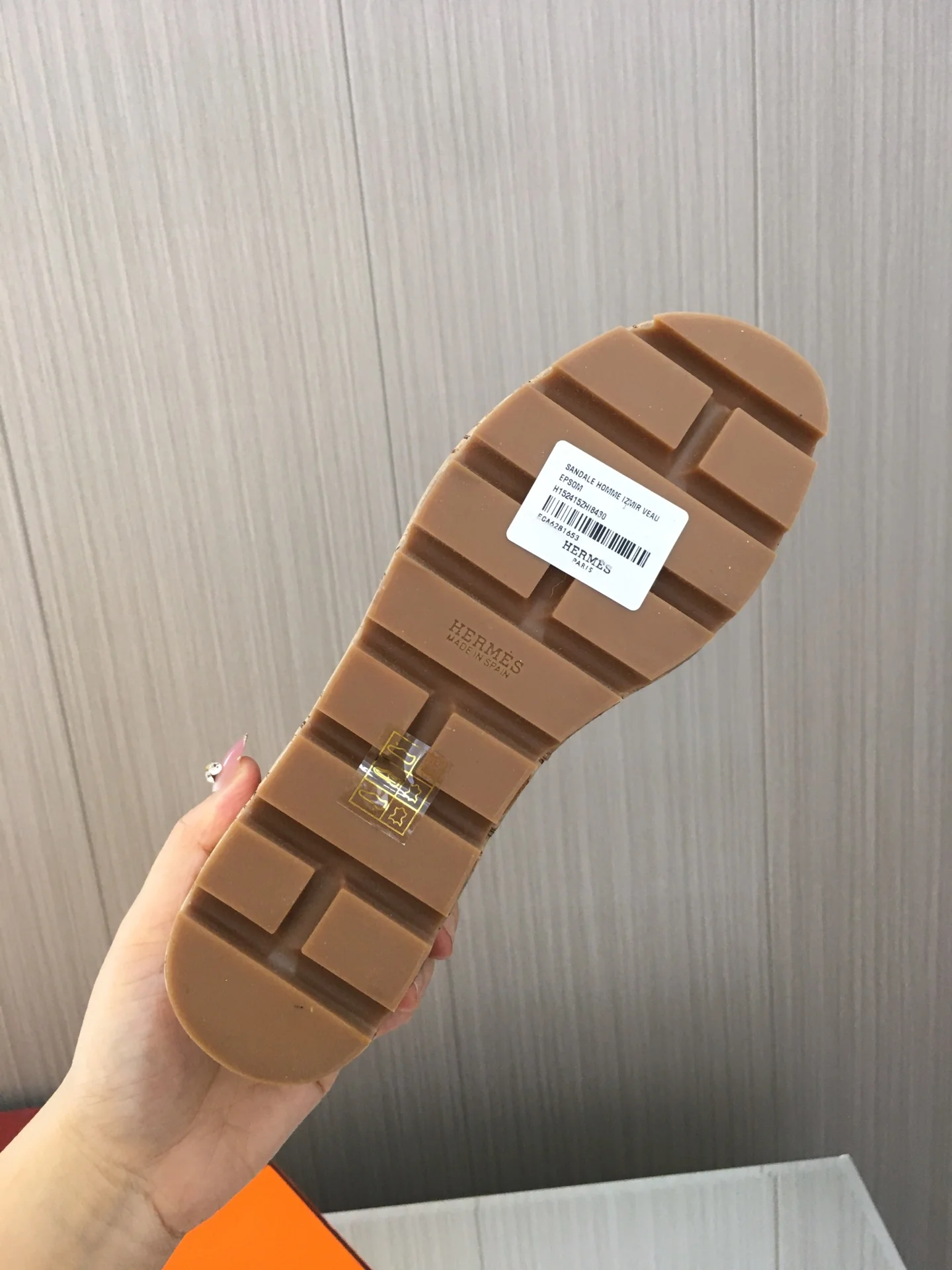 Новинка сезона весна/лето 2023 от Hermes - кожаные тапочки на платформе с принтом пальм - черные.