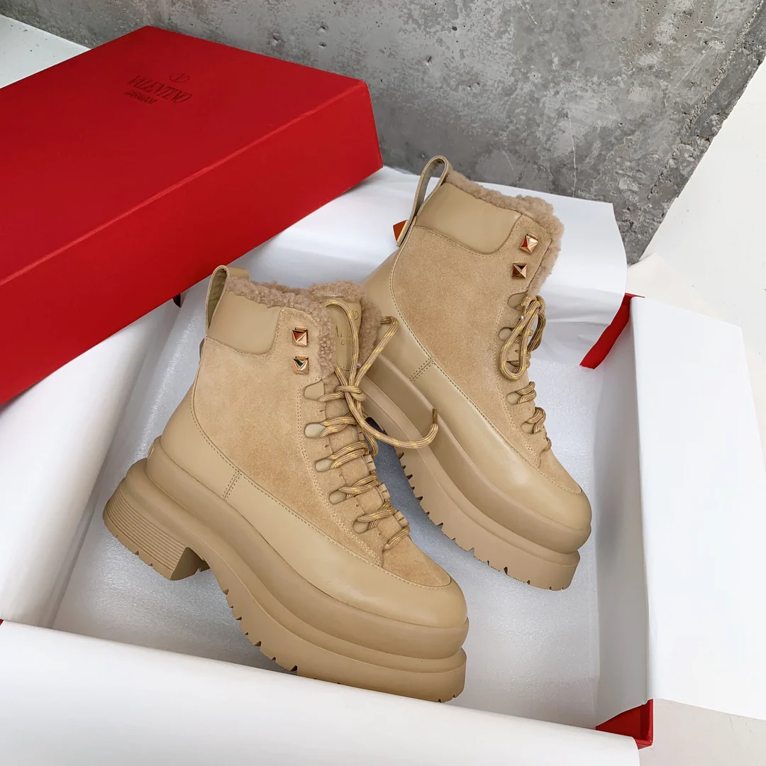 Новинка сезона осень/зима 2022 от Valentino — ботинки Dr. Martens.