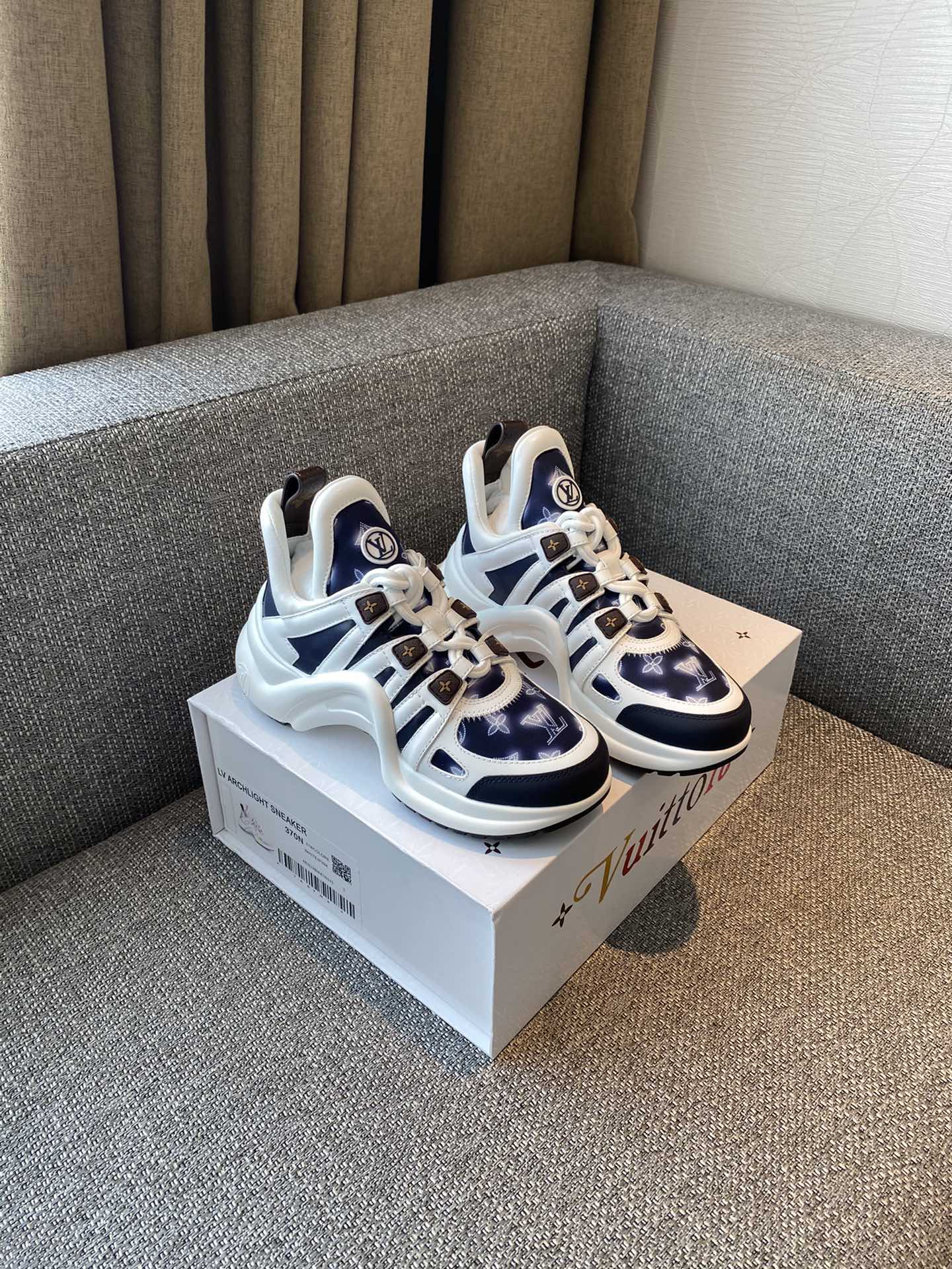 Обувь LV - массивные кроссовки LV