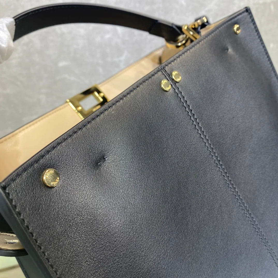 Сумка Fendi Peekaboo Lite Medium из черной кожи - 1 шт.