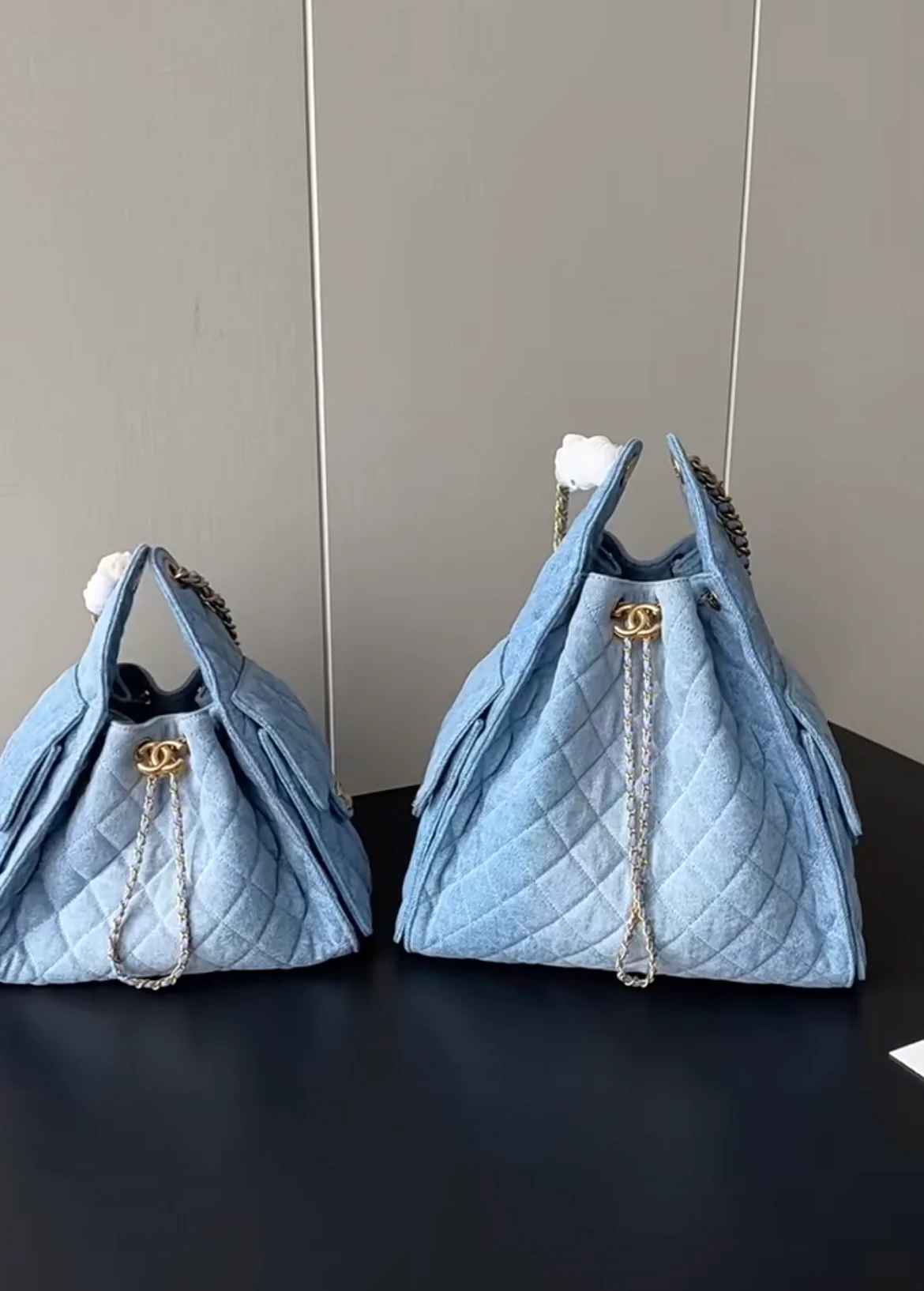 Сумка-хобо Chanel 25s 25bag из джинсовой ткани с завязками - средний размер, джинсовый цвет.