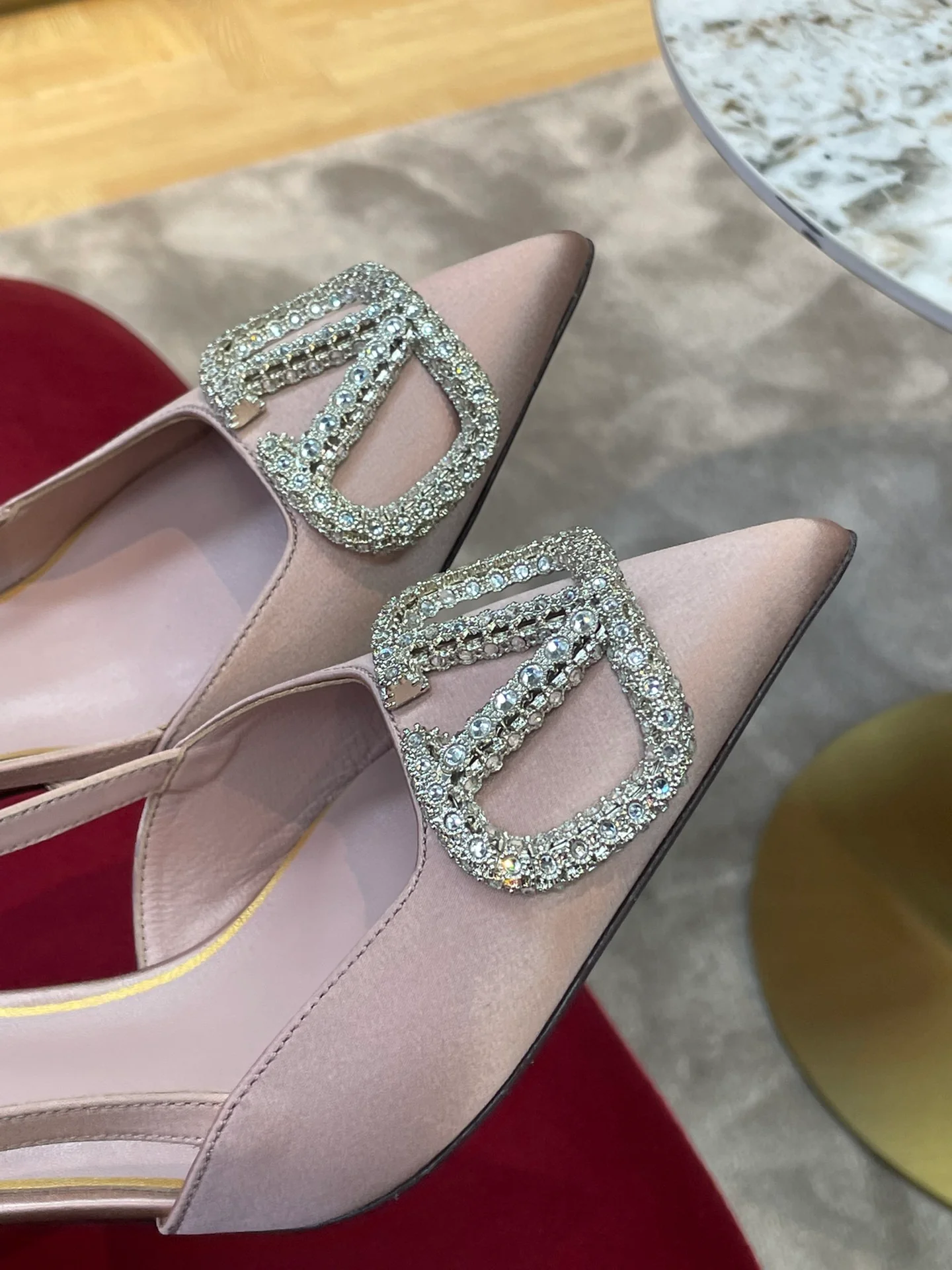 Новинка сезона осень/зима 2022 от Valentino - атласные туфли на каблуке с разрезом и стразами - розовые