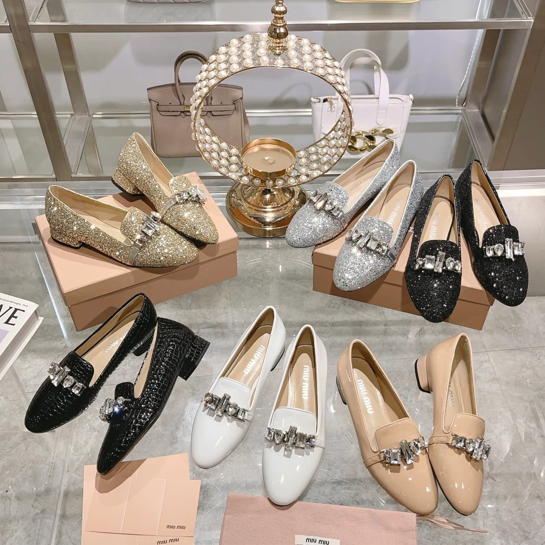 Новинка сезона осень/зима 2023 от Miu Miu - Туфли Мэри Джейн со стразами - Серебристые