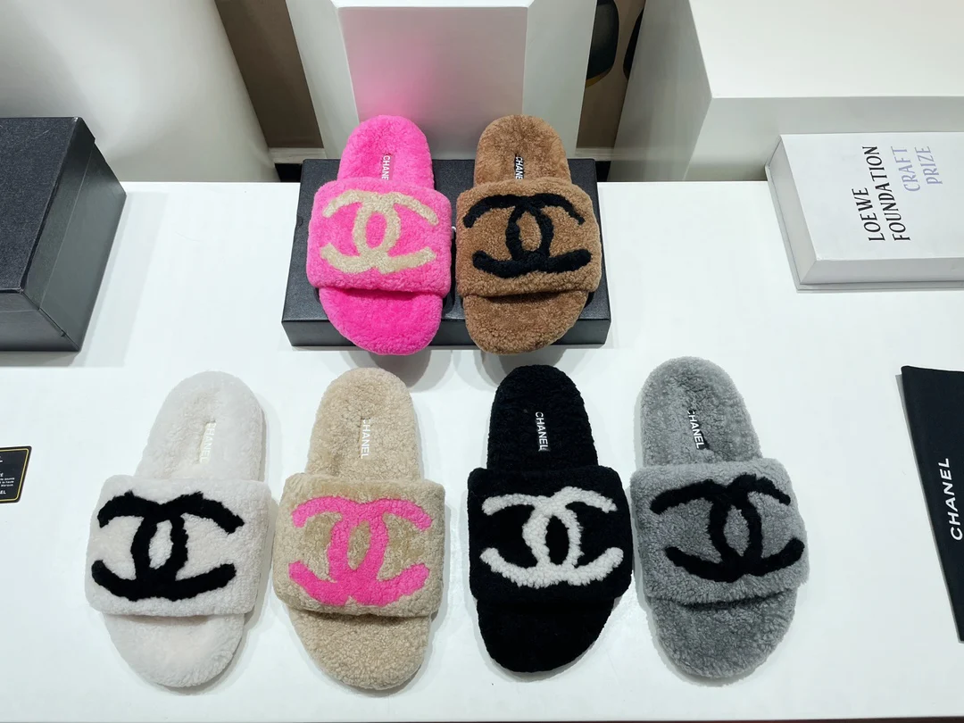 Коллекция Chanel осень 2022 — классические, самые продаваемые тапочки из овечьей шерсти — изображение коллекции