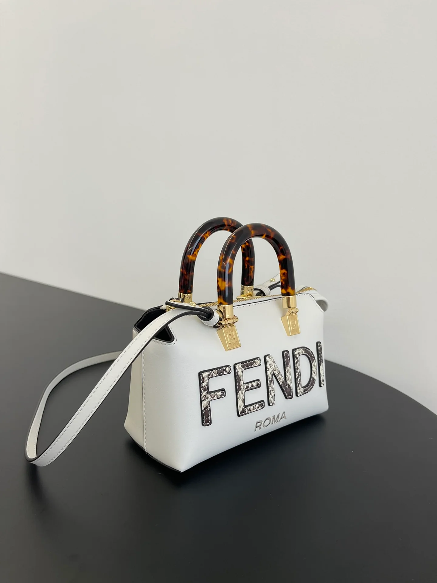 Мини-сумка Fendi By the Way (белая)