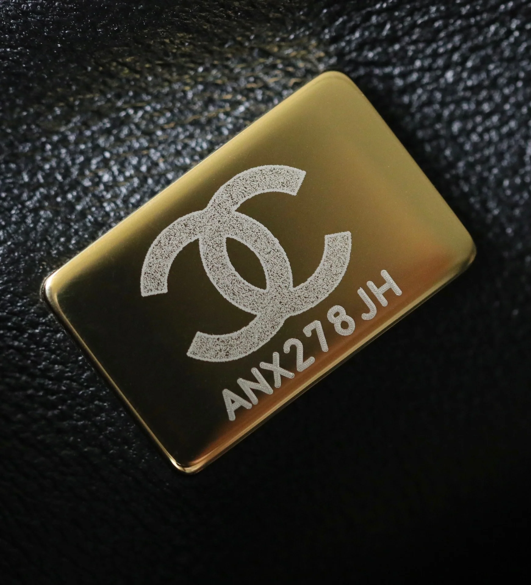 Новая кожаная сумка-мессенджер Chanel Métiers d'Art Saddle.