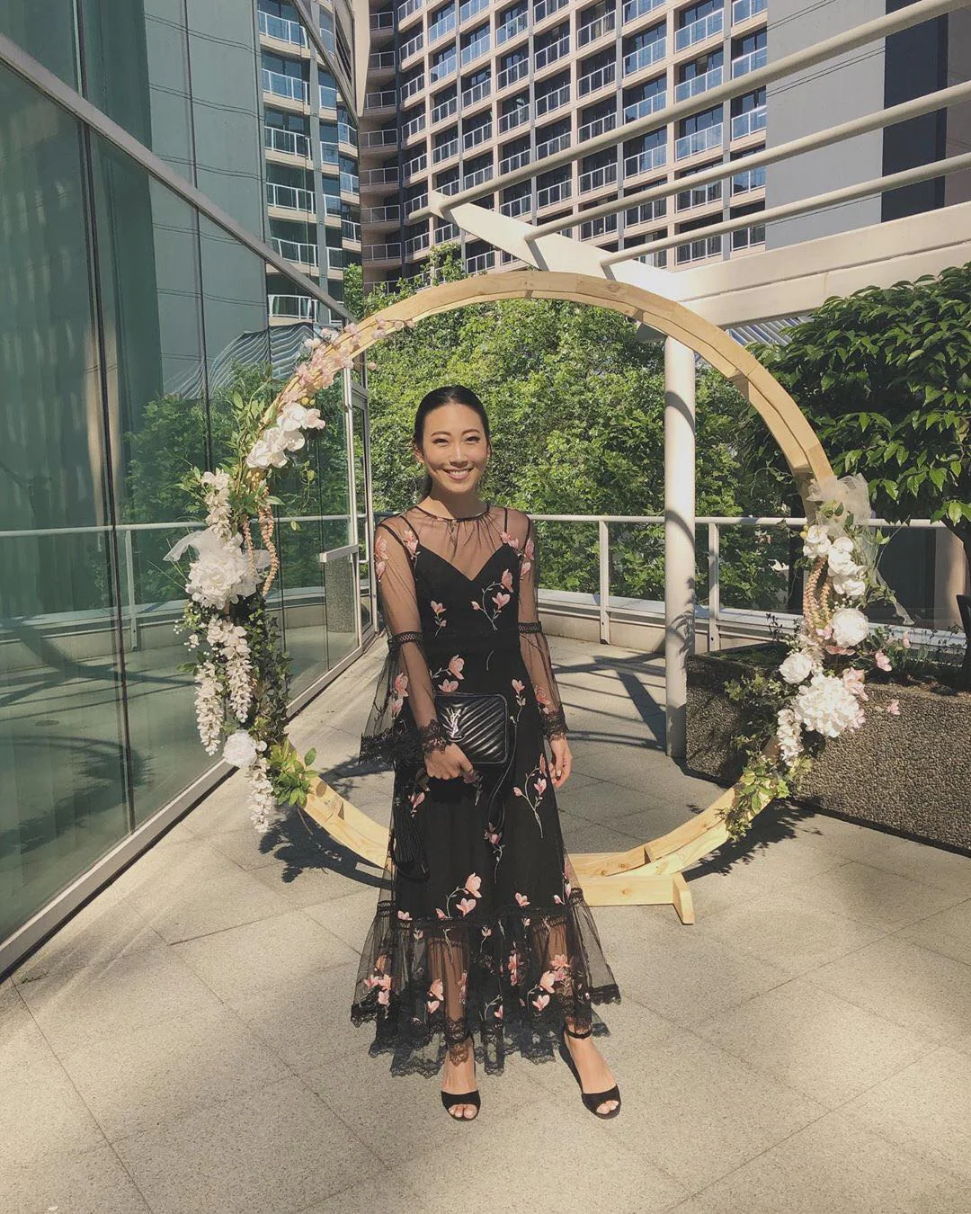 Фотосумка YSL Lou Bag — черная с серебристой фурнитурой.