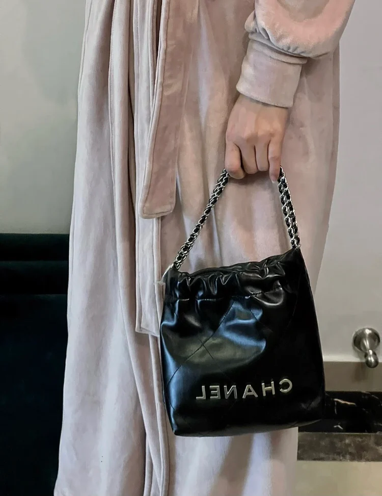 Новинка сезона весна/лето 2023 от Chanel - сумка 22 - мини - черно-серебристая - на фото.