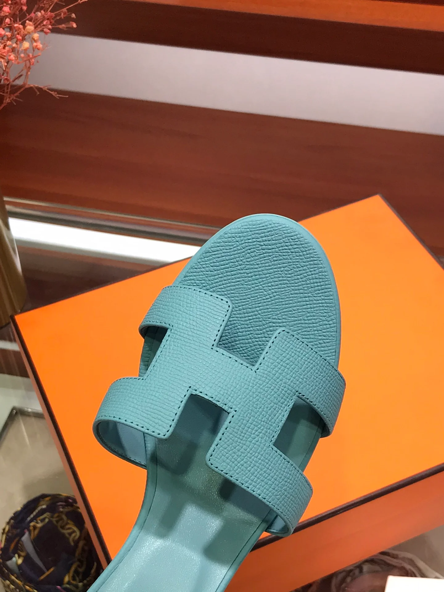 Новинка весны 2022 года от Hermes — сандалии на плоской подошве средней высоты.