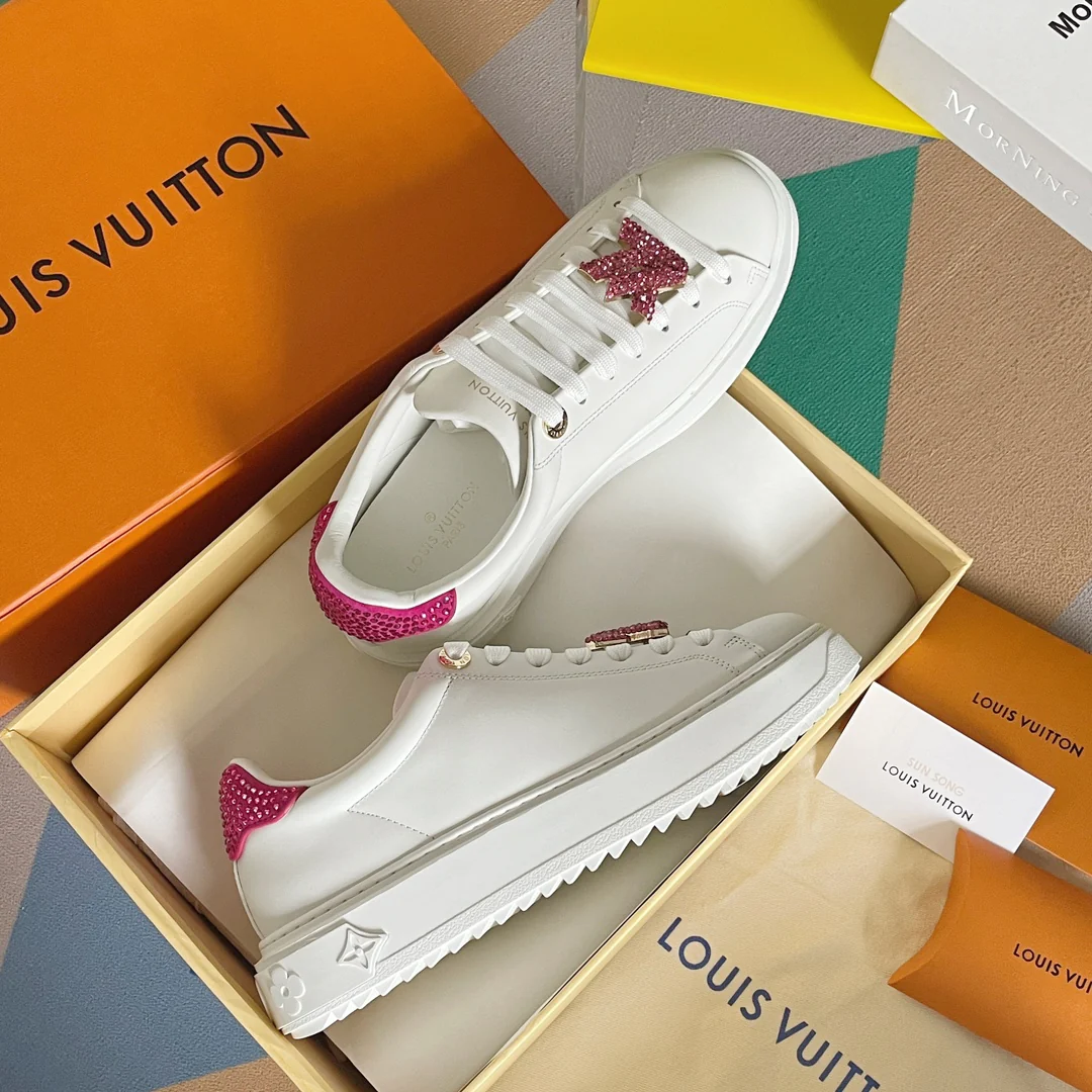 Кроссовки LV из новой серии Time Out 2023 года, белые, на платформе со стразами и розовыми каблуками.