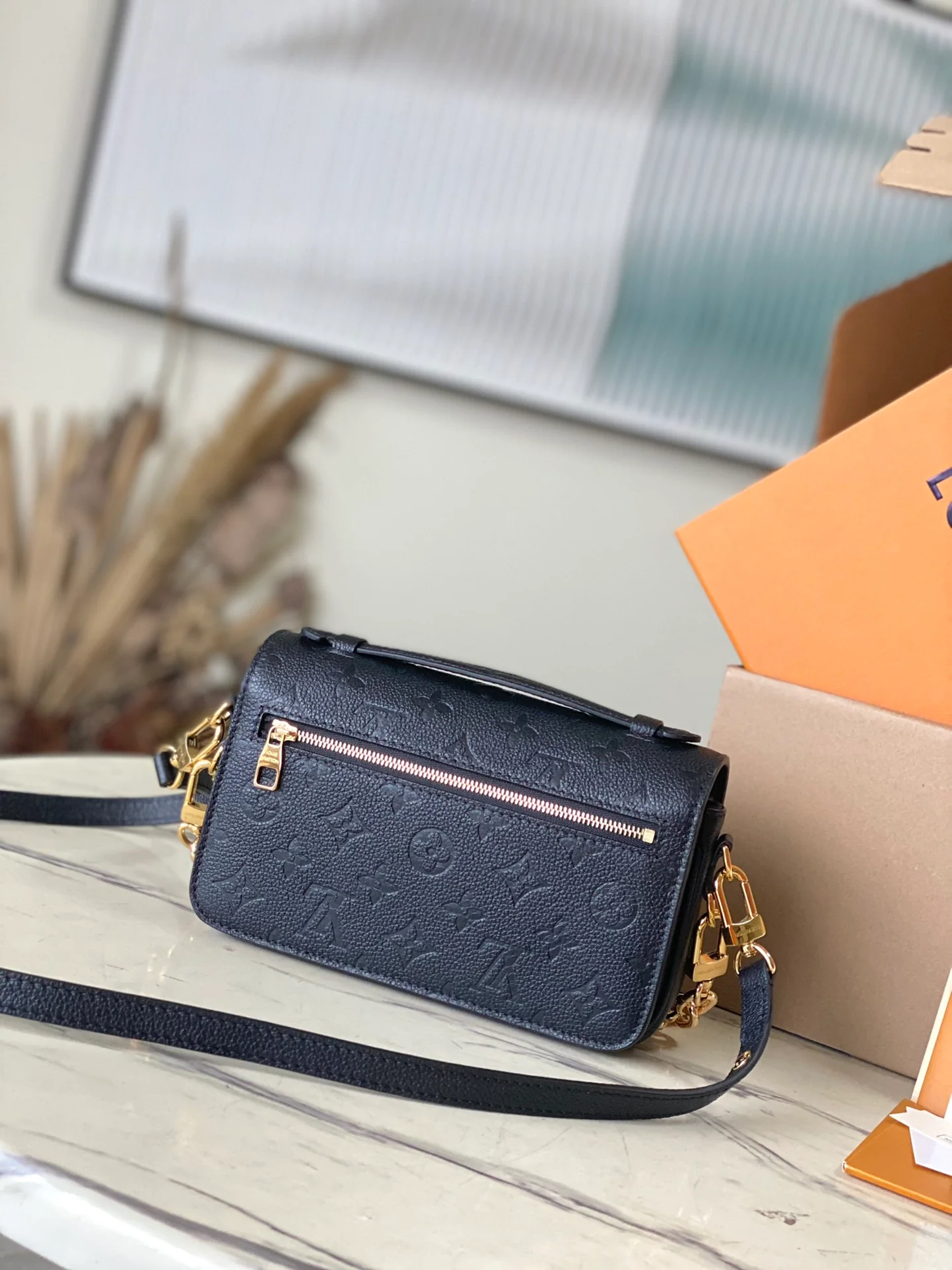 m46595-LV-pochette-metis-east-west-black