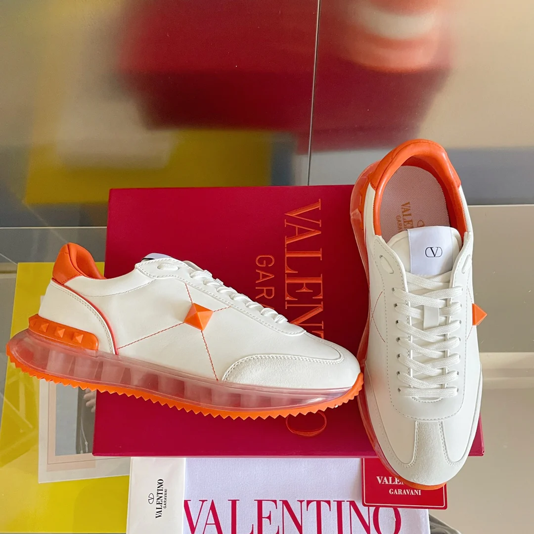 Valentino - Спортивные повседневные туфли с заклепками - Серия с заклепками по всей поверхности - Модель с воздушной подушкой - Парный стиль - Оранжевая отделка