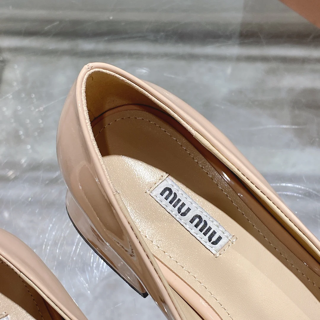 Новинка сезона осень/зима 2022 от Miu Miu - Туфли на низком каблуке с квадратным носком - Розовые