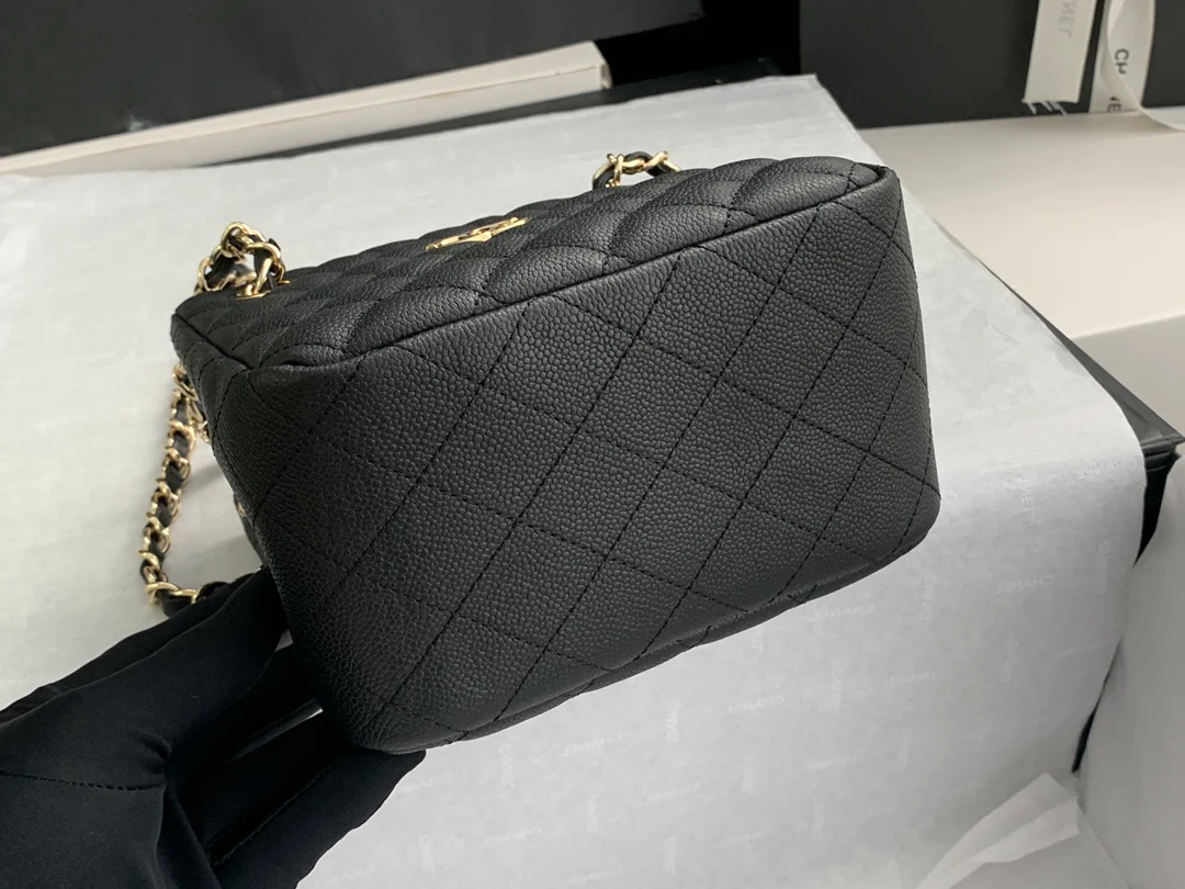 Новая сумка-тоут Chanel весна/лето 2022 — черная.