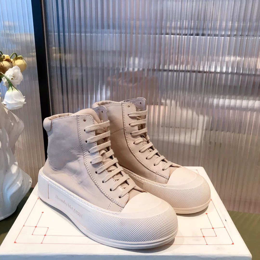 Высокие парусиновые кеды на платформе от McQueen белого и абрикосового цвета.