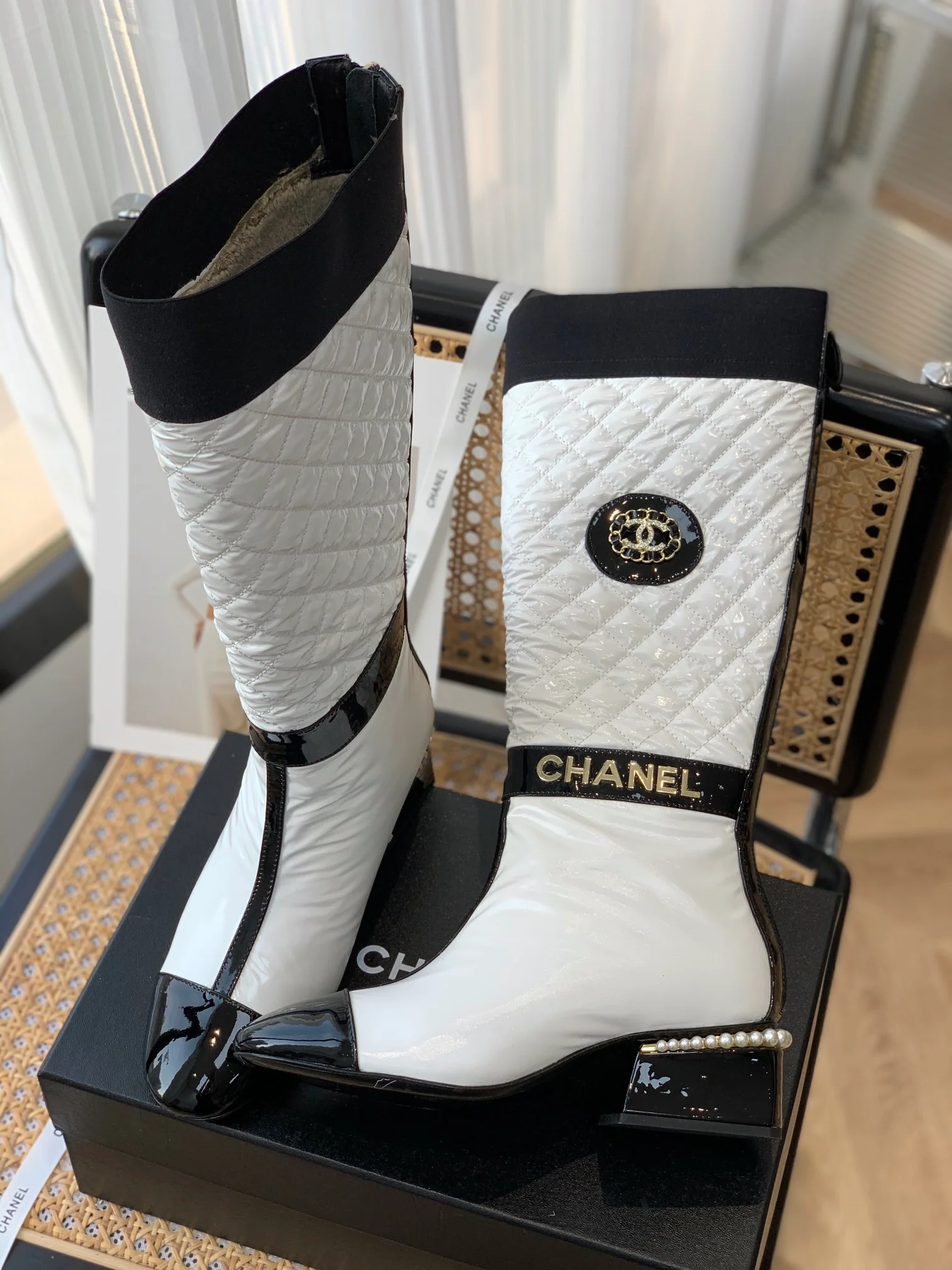 Новинка сезона осень/зима 2022 от Chanel - Классические стеганые ботинки - Белые