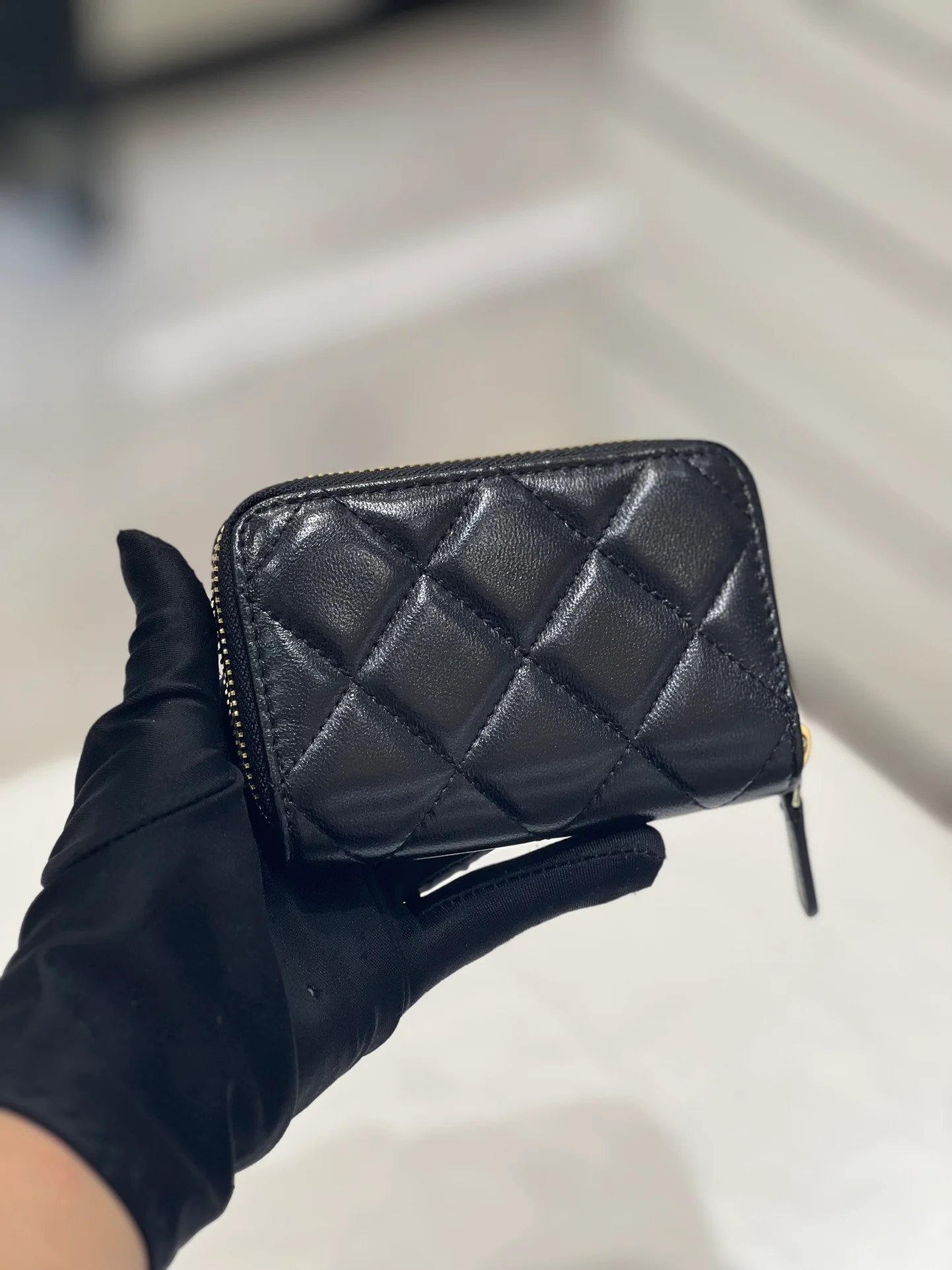 Кошелек-кардхолдер Chanel 23s Heart с эмалированной застежкой-молнией