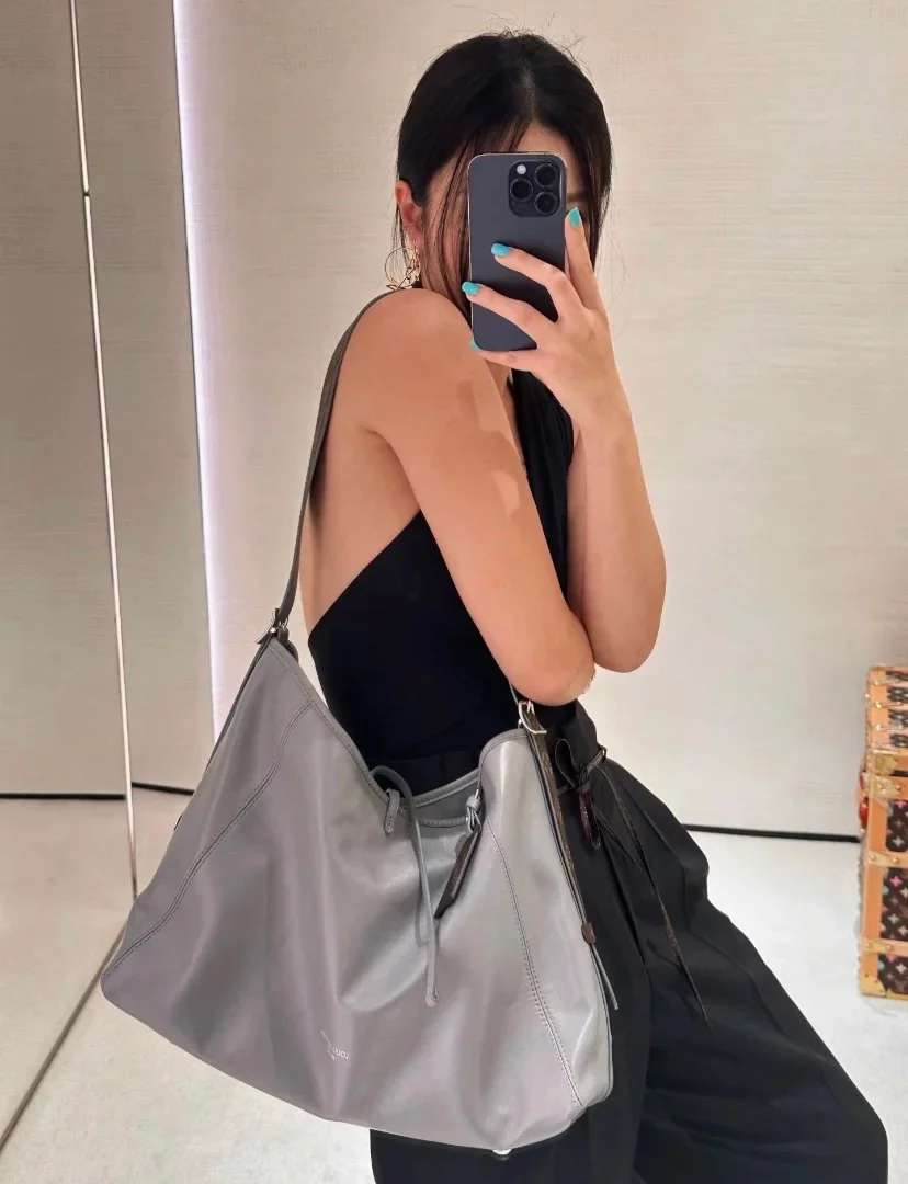 LV-m25143-carryall-vibe-mm handbag-grey