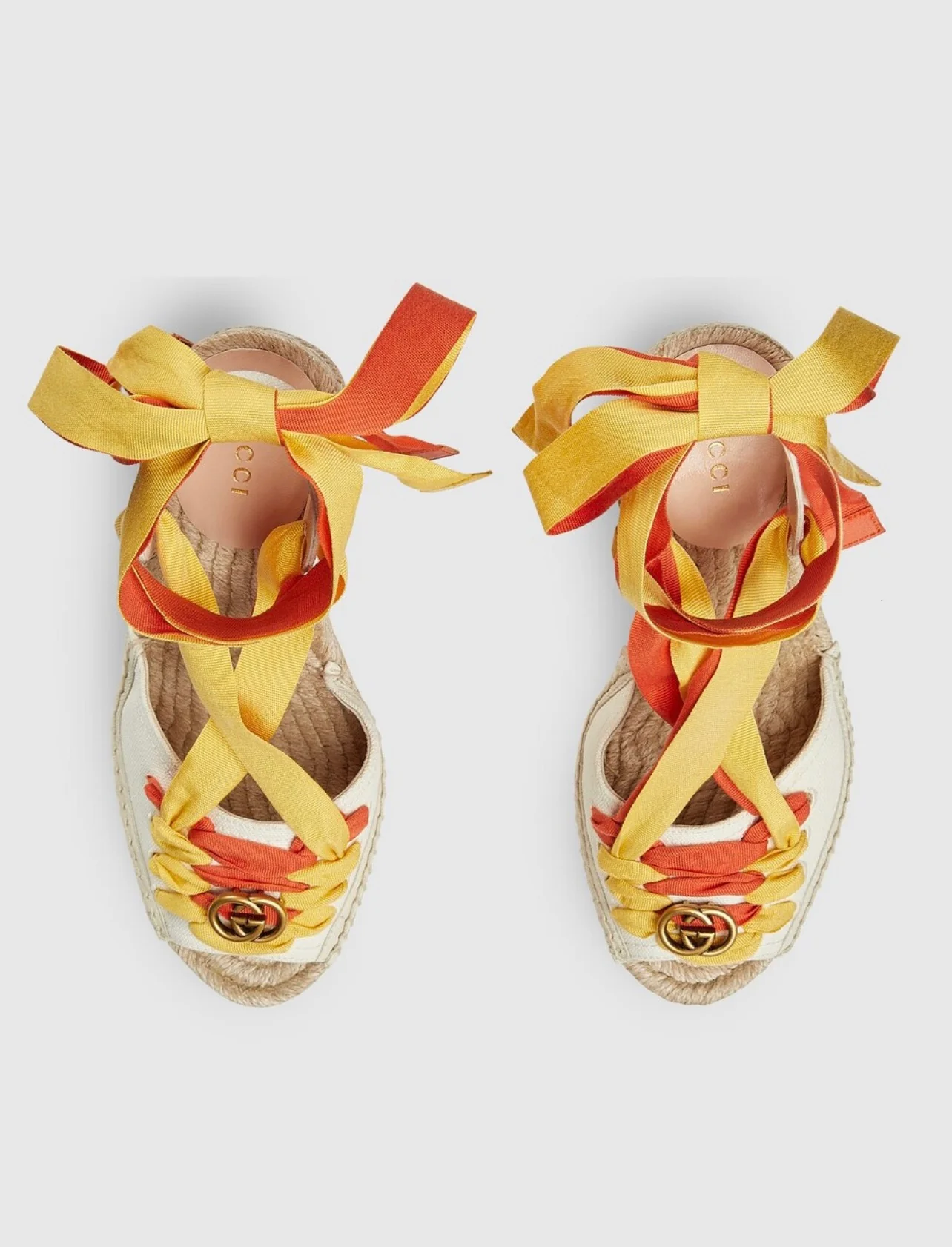 Новинка весны 2023 года от Gucci - Соломенные сандалии на танкетке - Белые