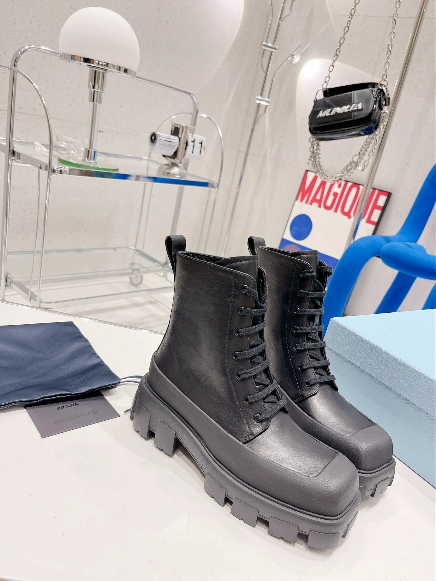 Новинка Prada 2022 года - Ботинки Dr. Martens с квадратным носком на платформе