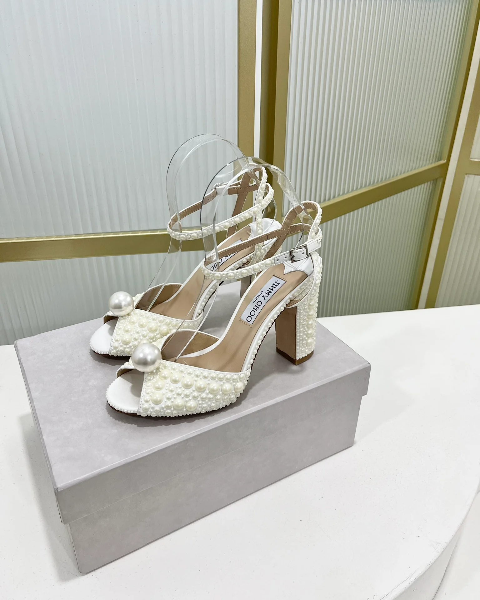 Сандалии Jimmy Retro Pearl Series на толстом каблуке средней высоты - белые.