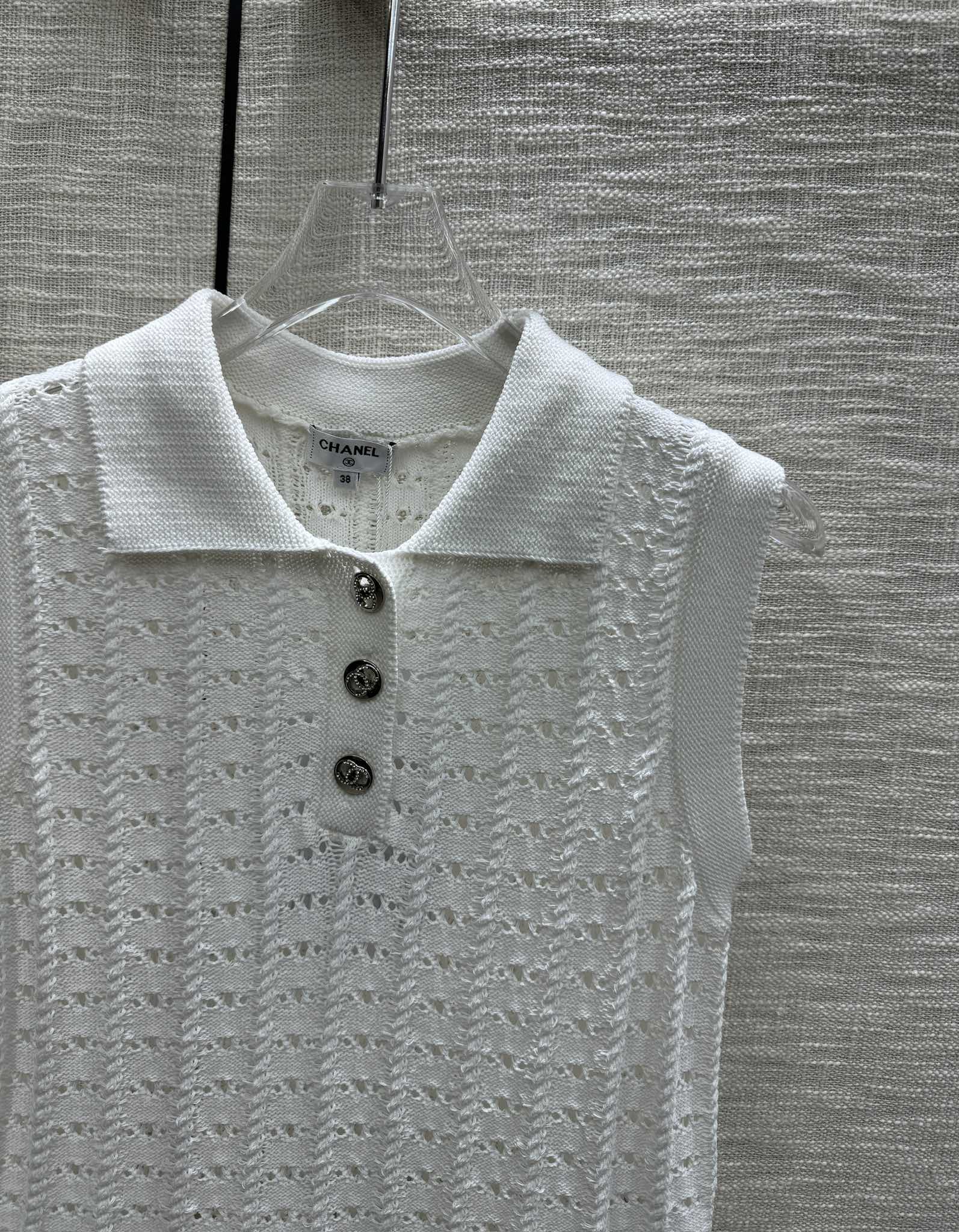 Chanel - 2403-24 Новейший жилет из вязаного полотна с ажурным воротником-поло, модель ?Ранняя весна?, белый.