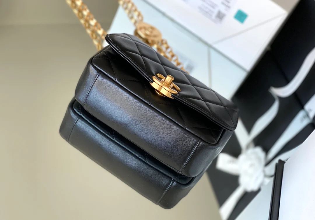 Chanel - Винтажная золотая сумка с клапаном и цепочкой из золотых монет