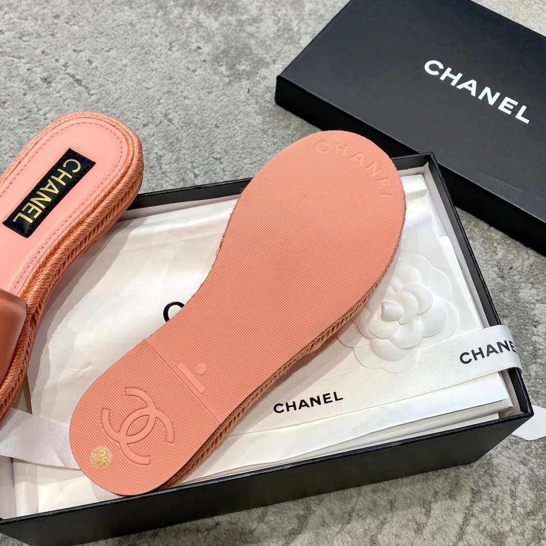 Новинка сезона весна/лето 2023 от Chanel - тапочки 3D Double C - розовые.