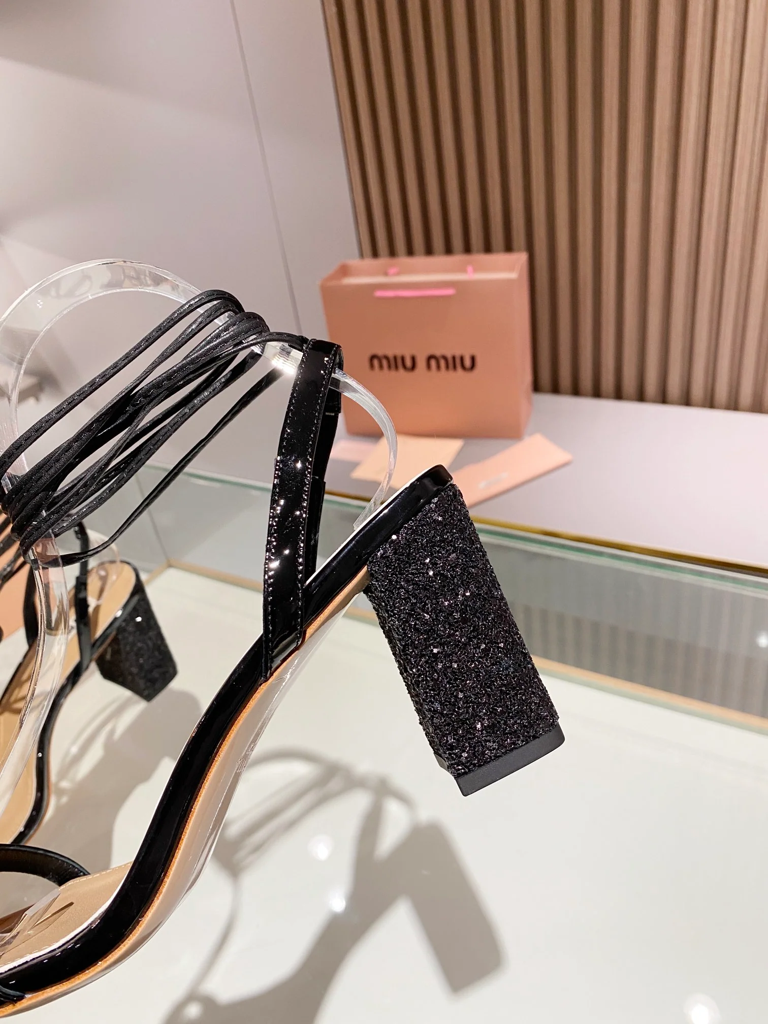 Новинка сезона весна/лето 2023 от Miu Miu - Босоножки на высоком каблуке с ремешками - 8-5 см - Черные