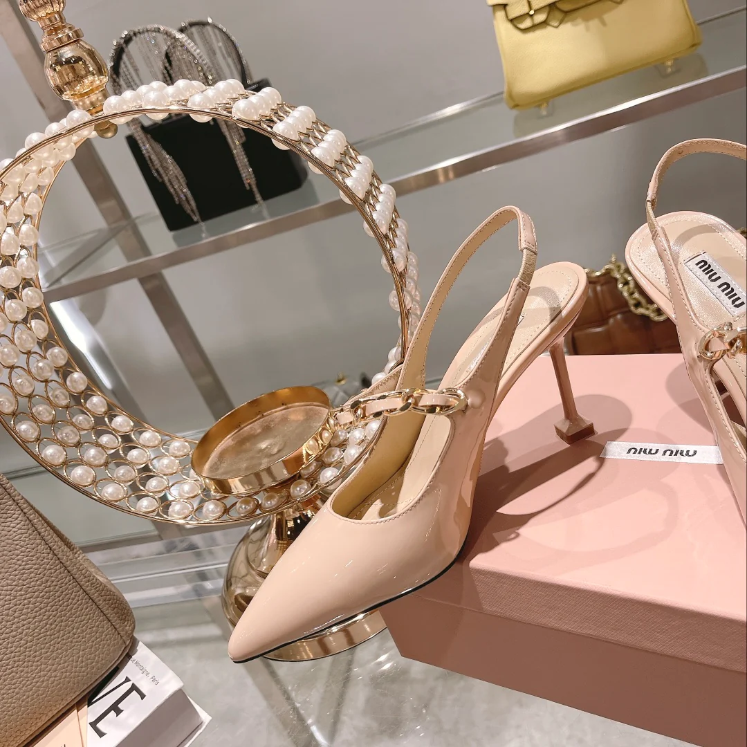 Новинка осенне-зимней коллекции Miu Miu 2022 — Туфли на каблуке с острым носком и разрезом — Розовые — 1