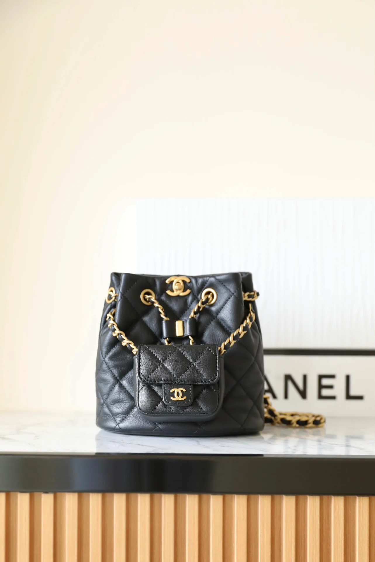 Пре-осенняя коллекция Chanel 2023 — рюкзак Métiers d'Art Letter