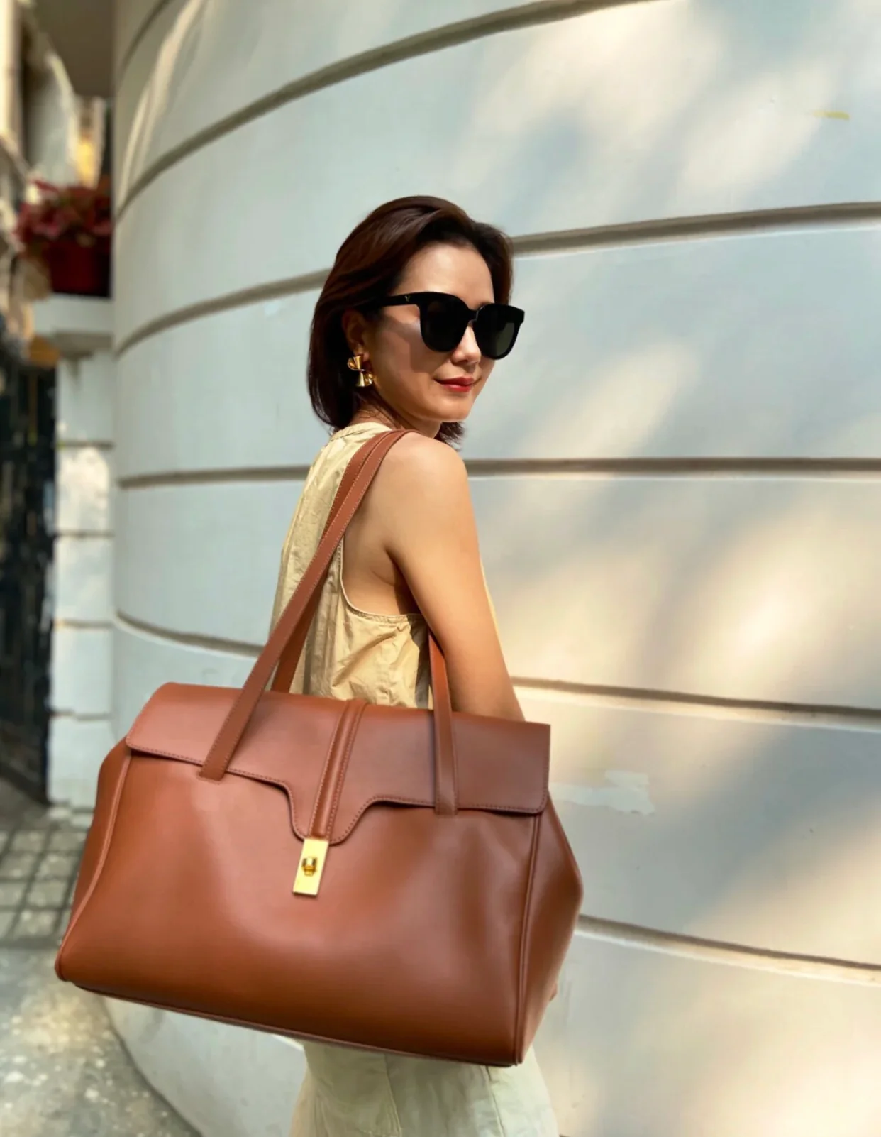 Сумка Celine Soft 16 Large из гладкой телячьей кожи